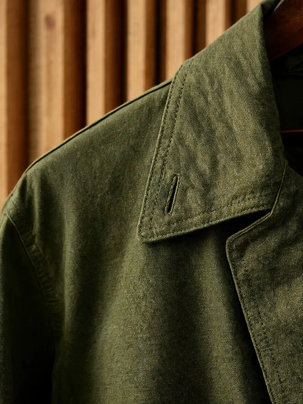 Gros plan col veste lin vert militaire