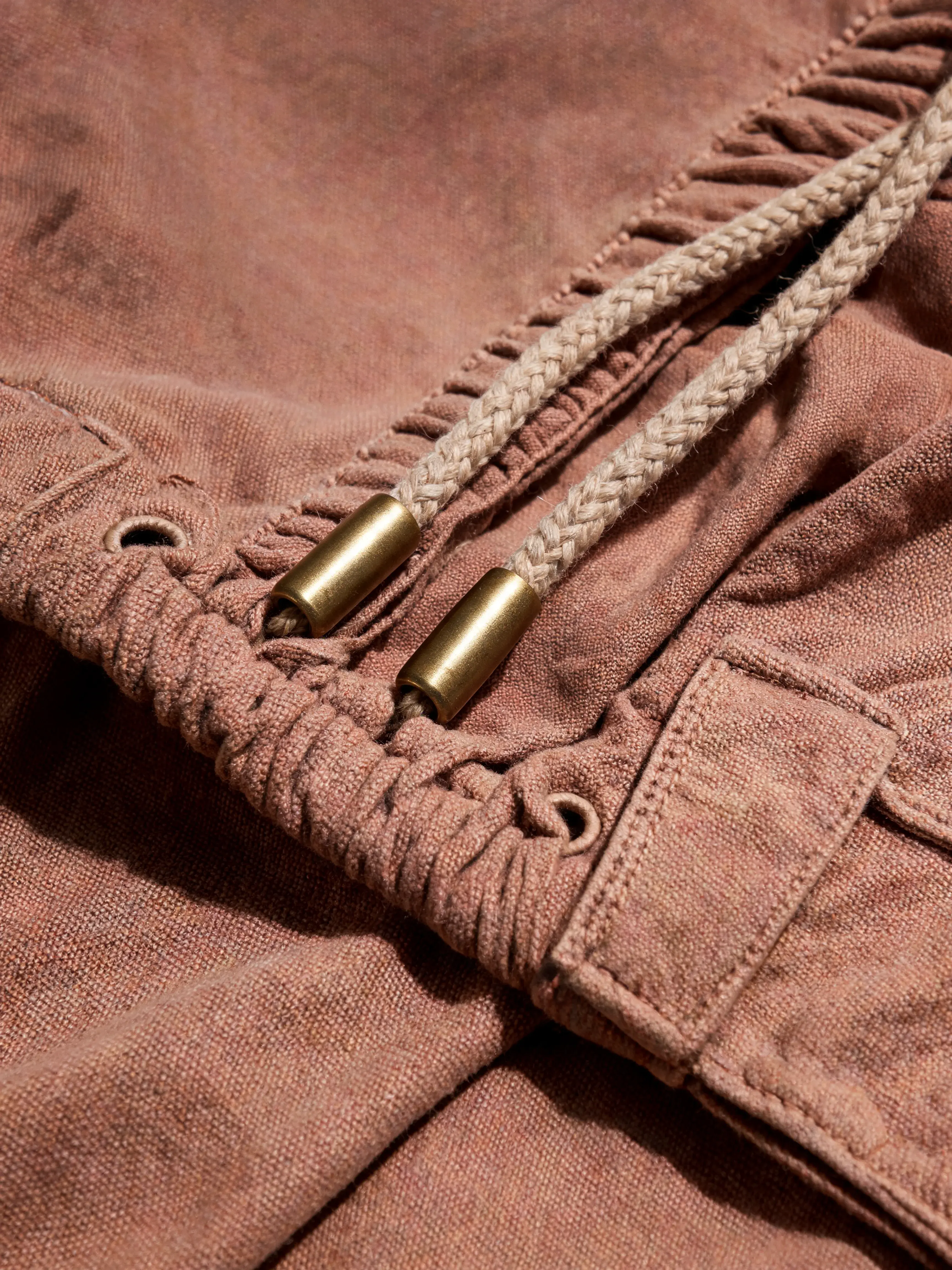 Gros plan cordon et détails pantalon terracotta