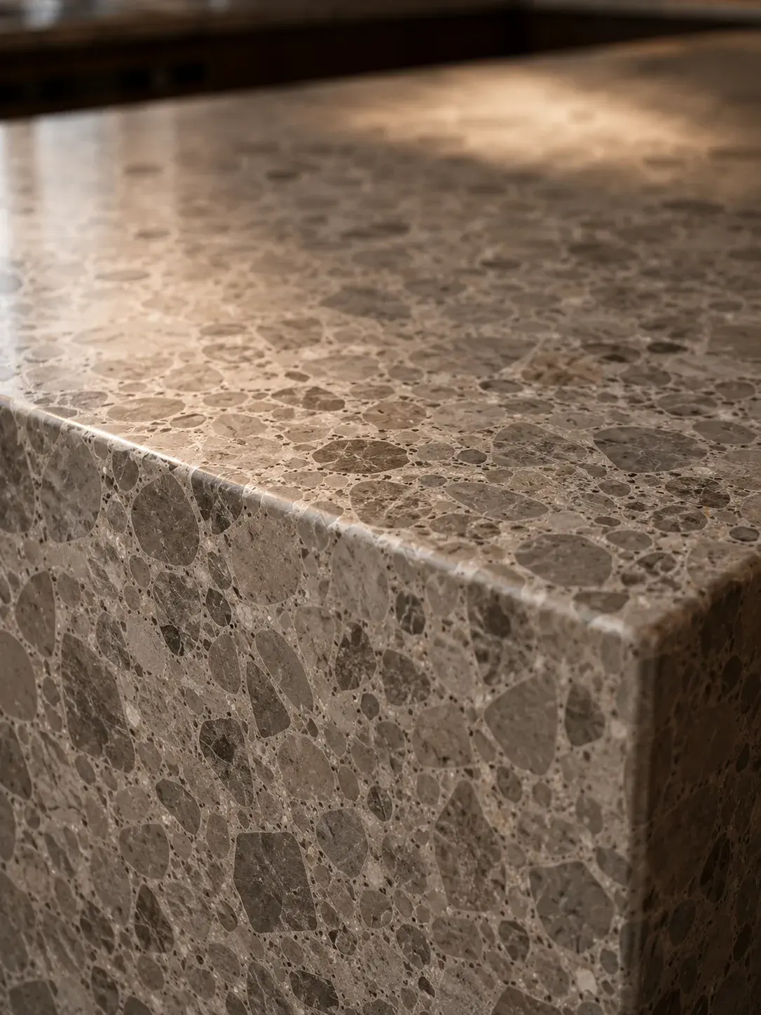 Gros plan de texture de plan de travail pierre naturelle avec veines beige et gris