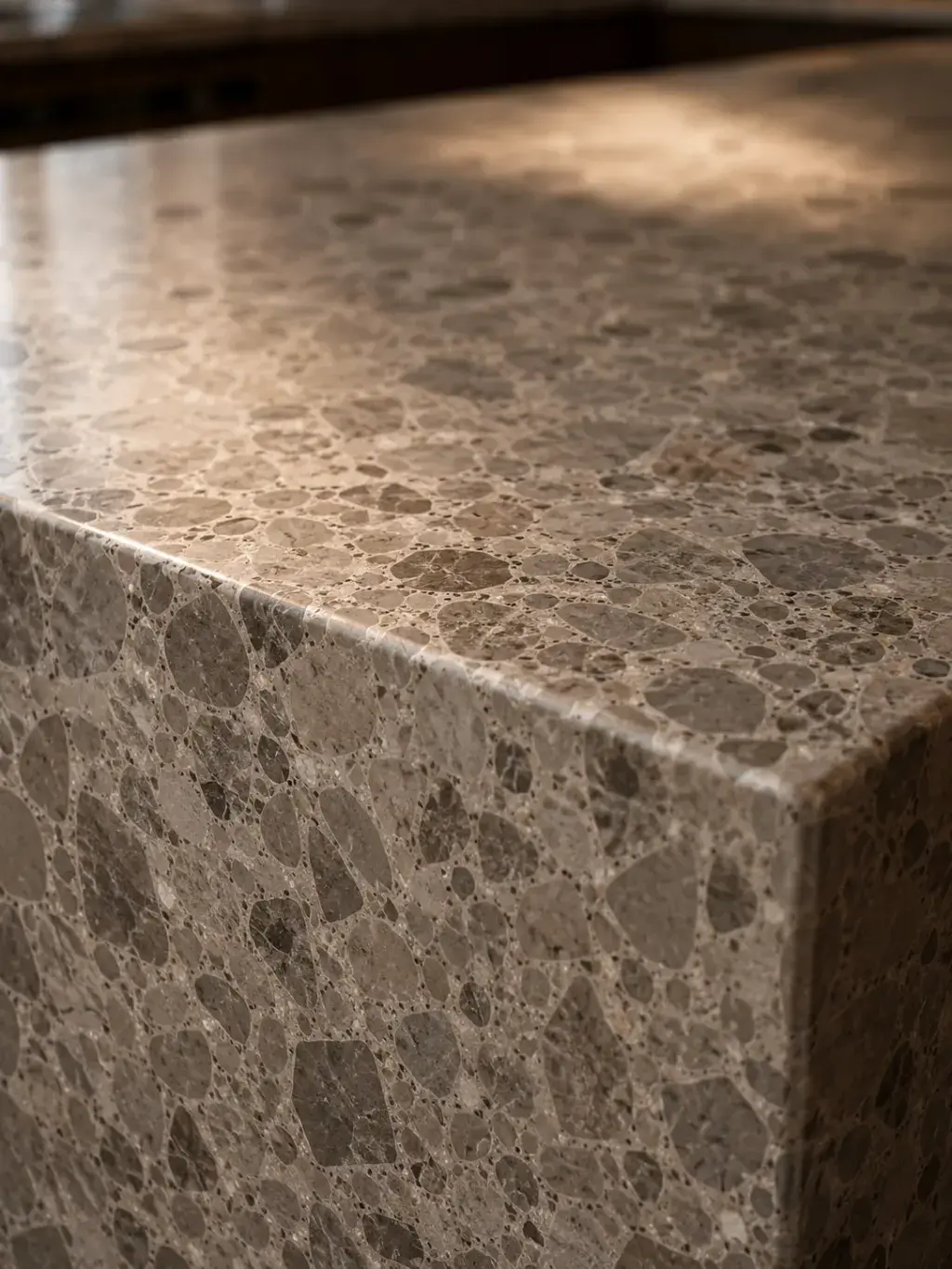 Gros plan de texture de plan de travail pierre naturelle avec veines beige et gris