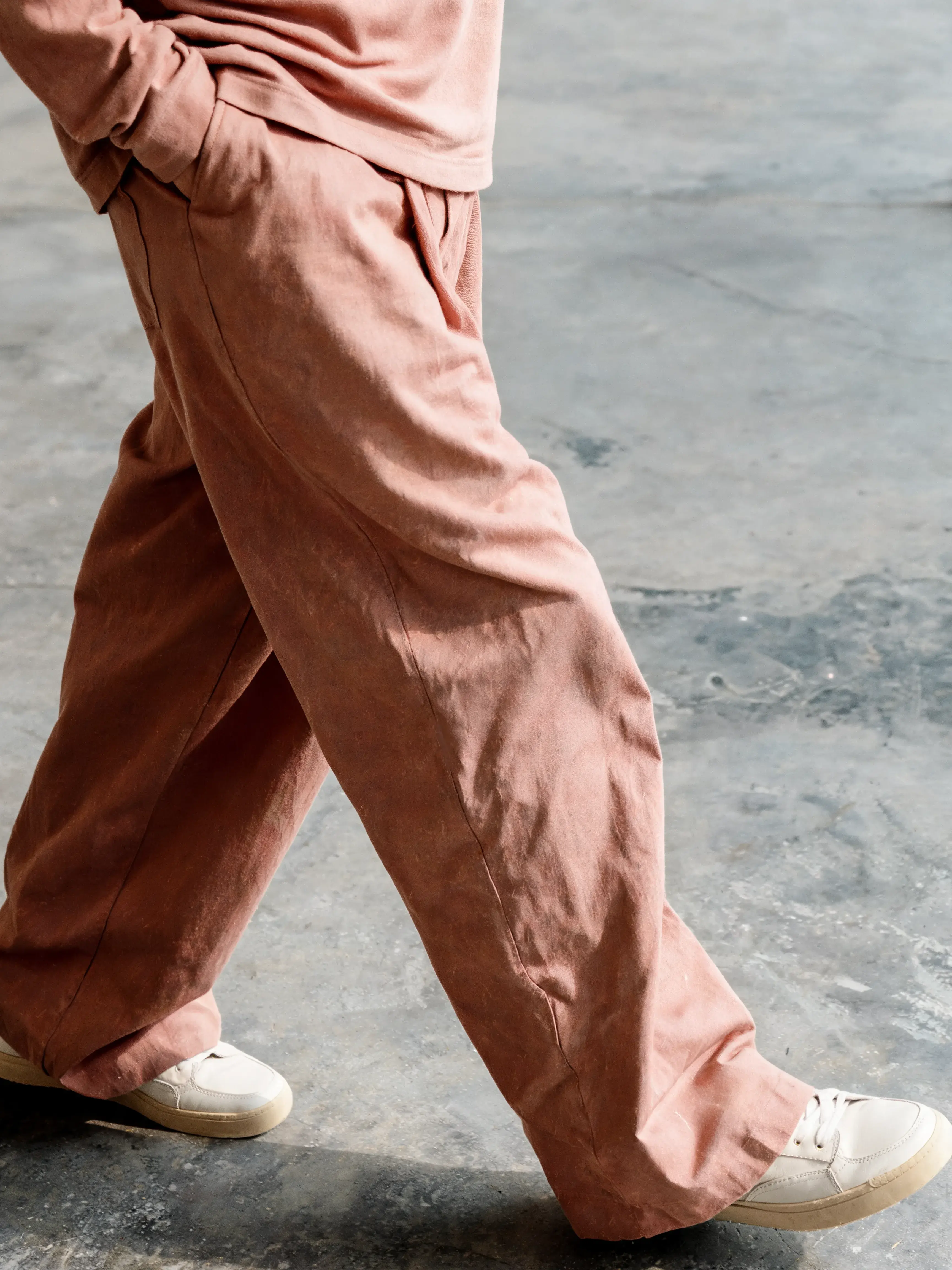 Gros plan pantalon terracotta en mouvement