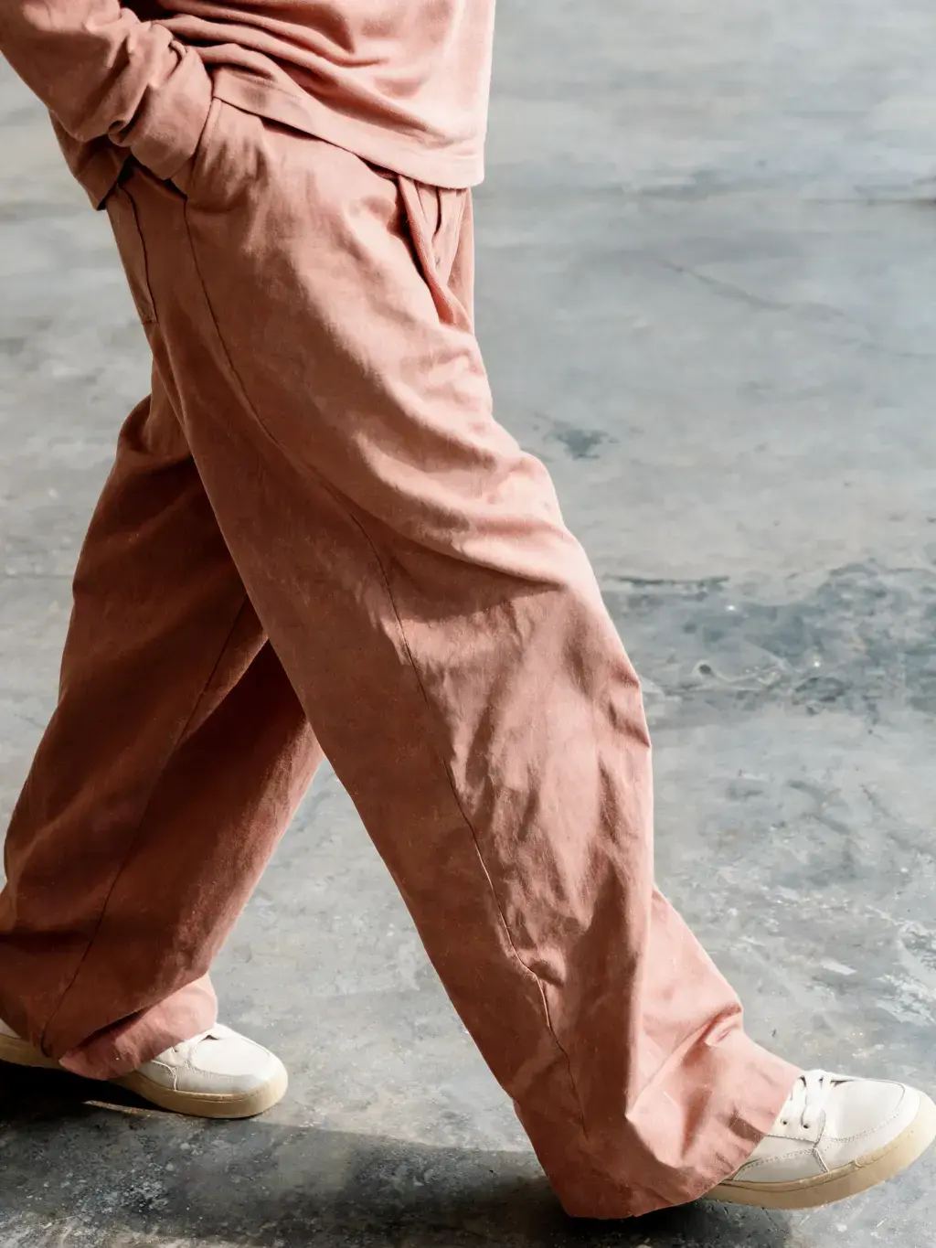 Gros plan pantalon terracotta en mouvement