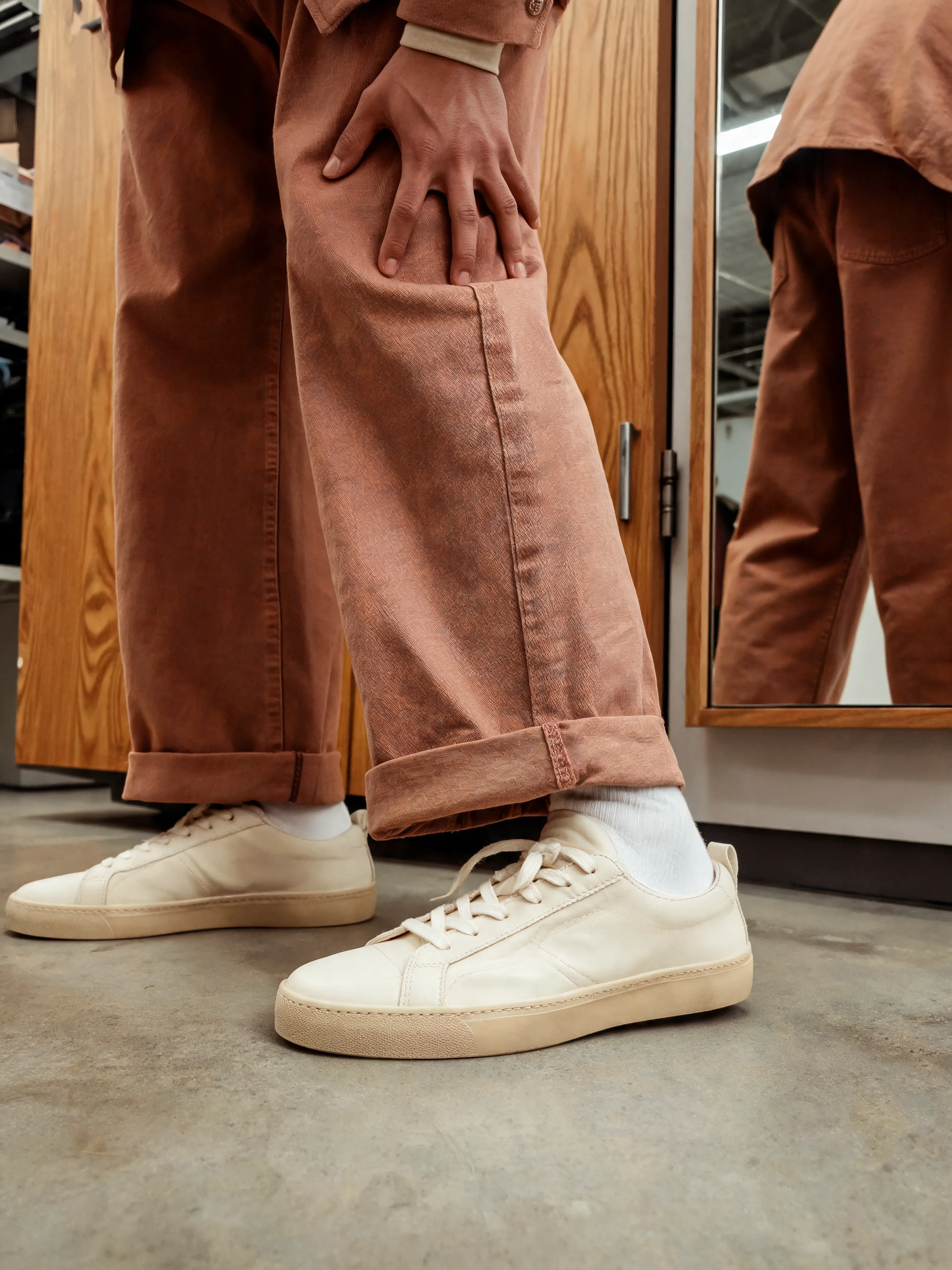 Gros plan sneakers blanches pantalon terracotta