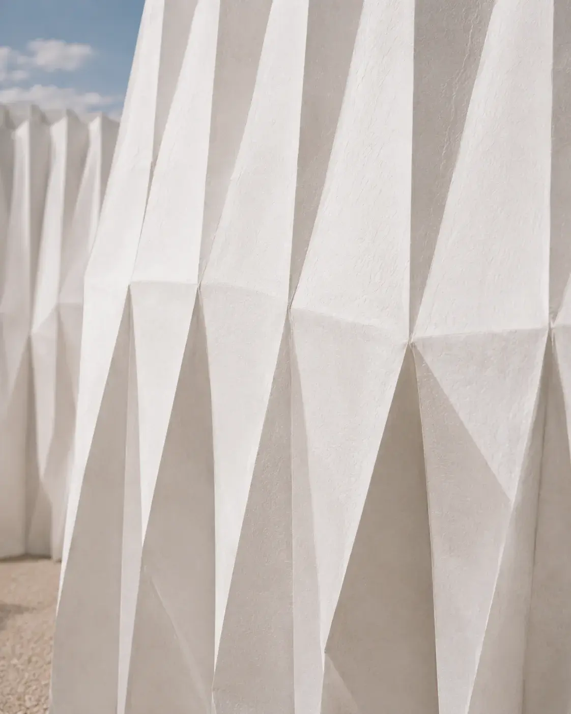 Gros plan texture géométrique de panneaux plissés blancs – abstrait et ciel en fond