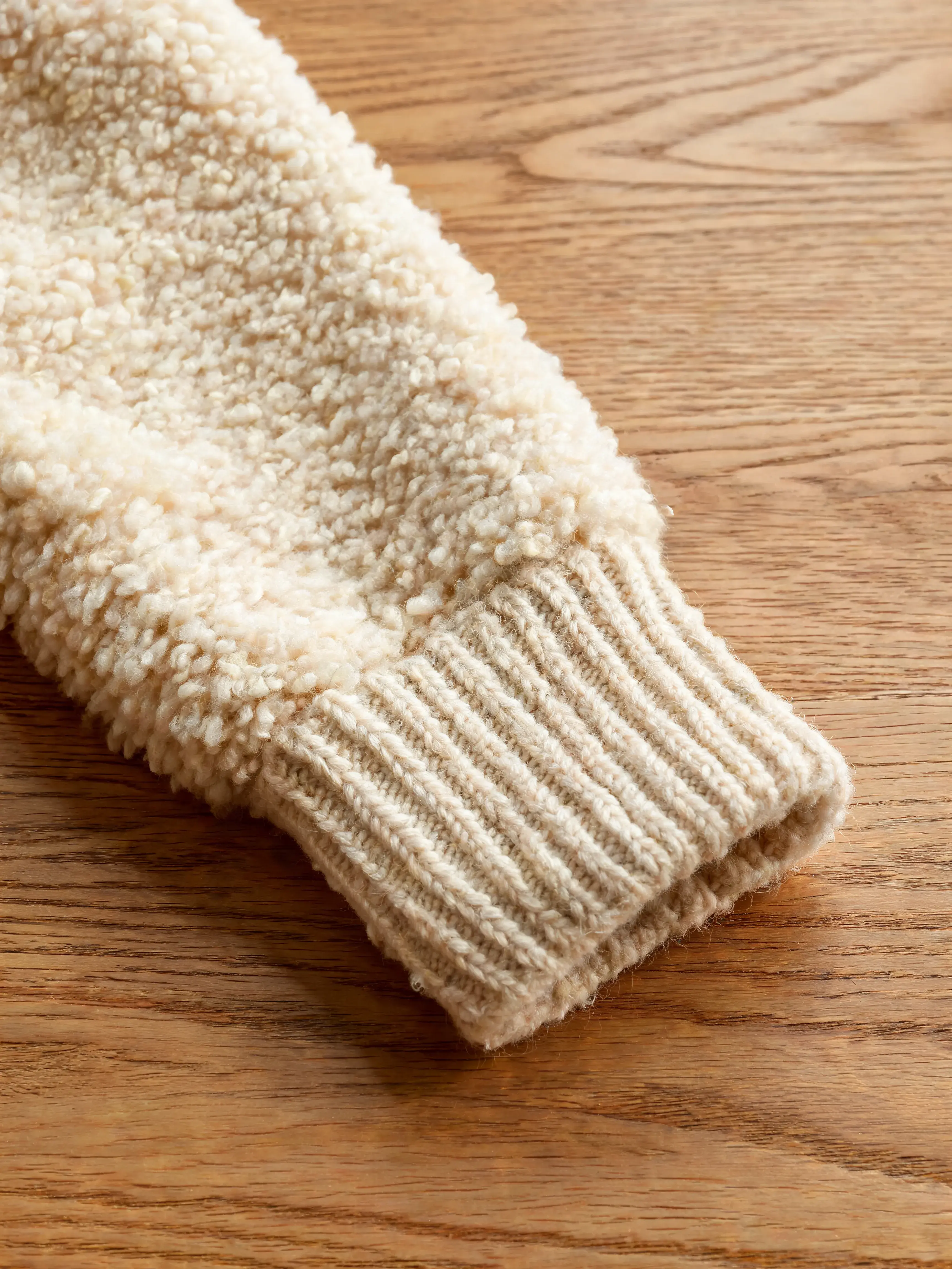 Gros plan texture laine bouclée pull beige