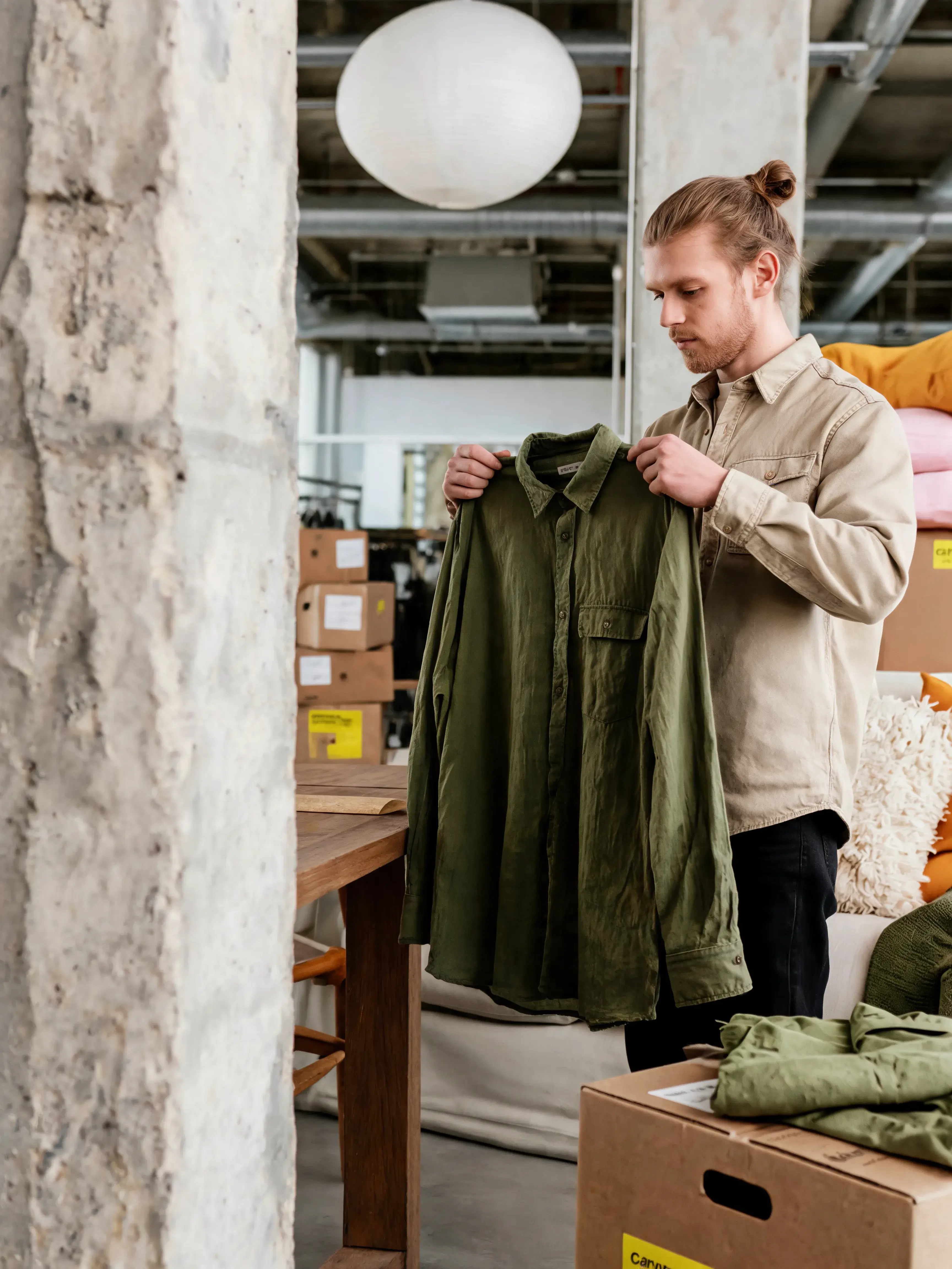 Homme examinant chemise militaire showroom