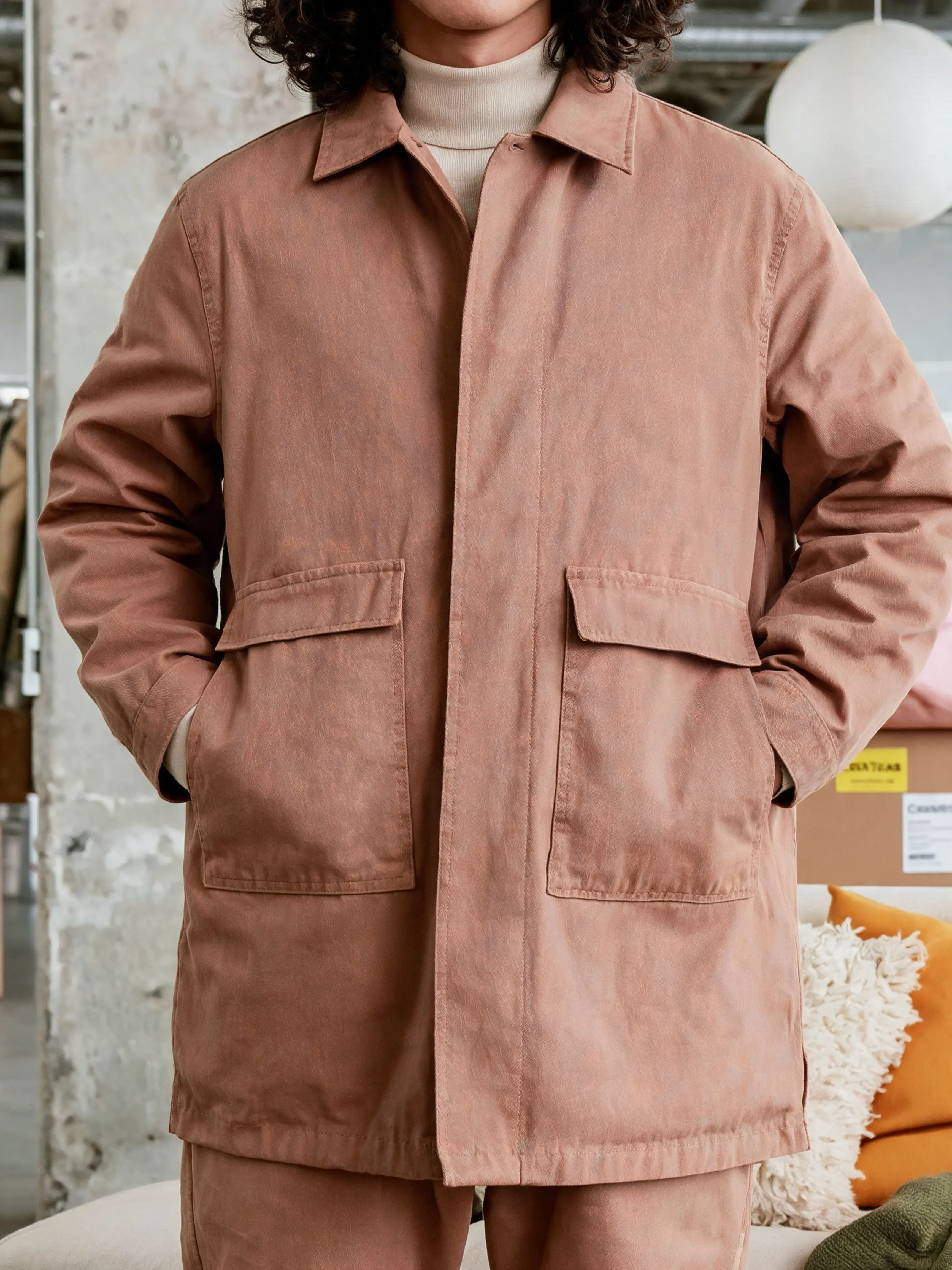 Homme portant ensemble veste pantalon terracotta