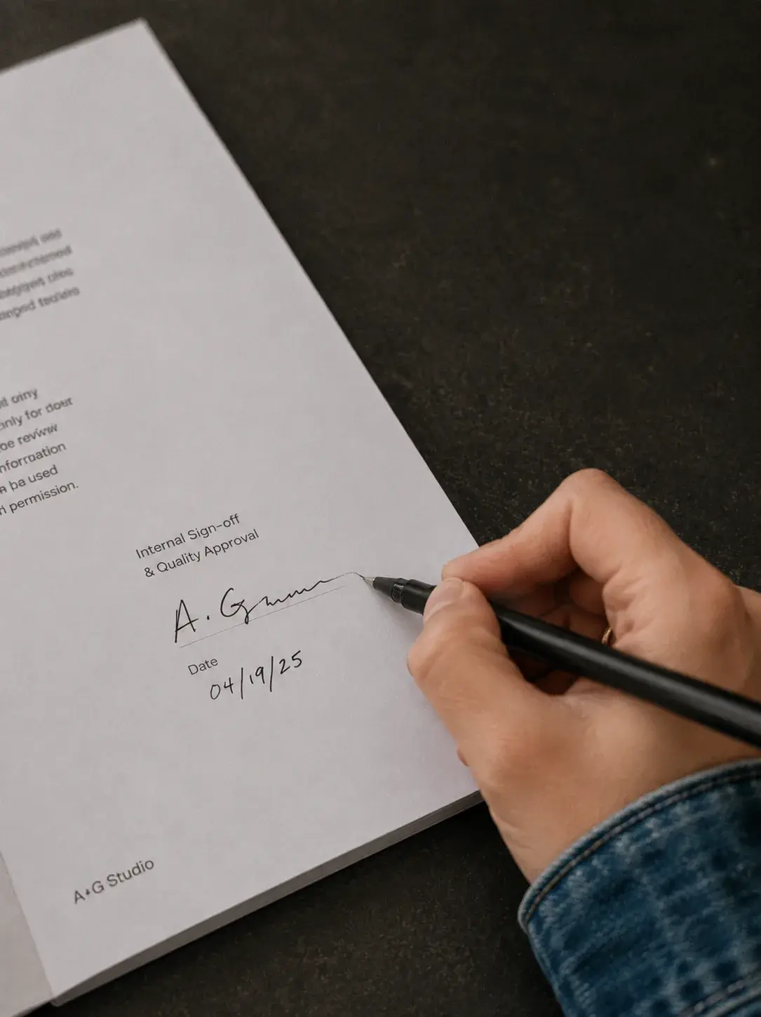 Main signant le bon de validation « Internal Sign-off & Quality Approval » d'un cahier des charges A+G Studio