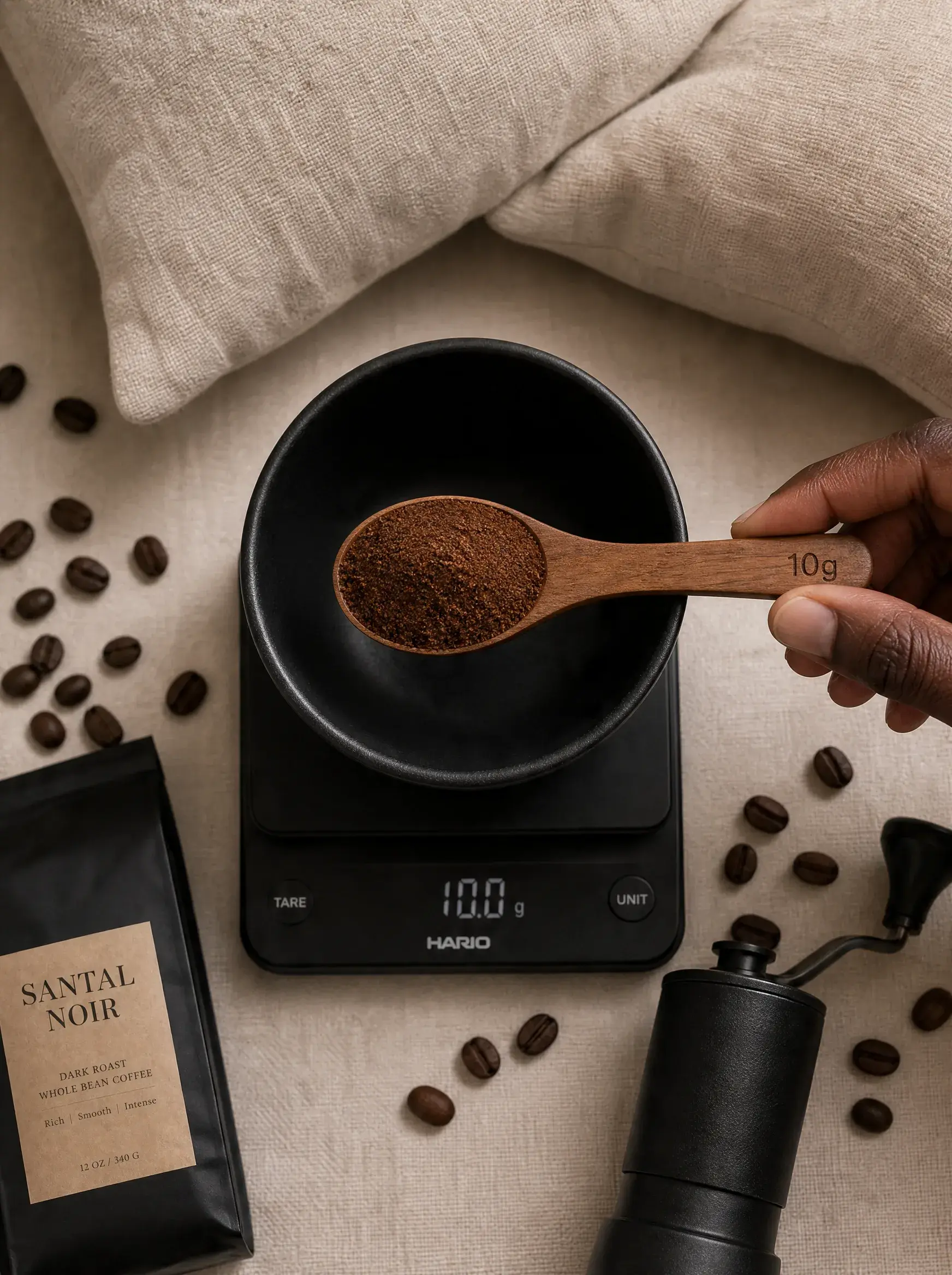 Main versant café moulu à la cuillère dans bol sur balance numérique – moulin manuel, sachet artisanal