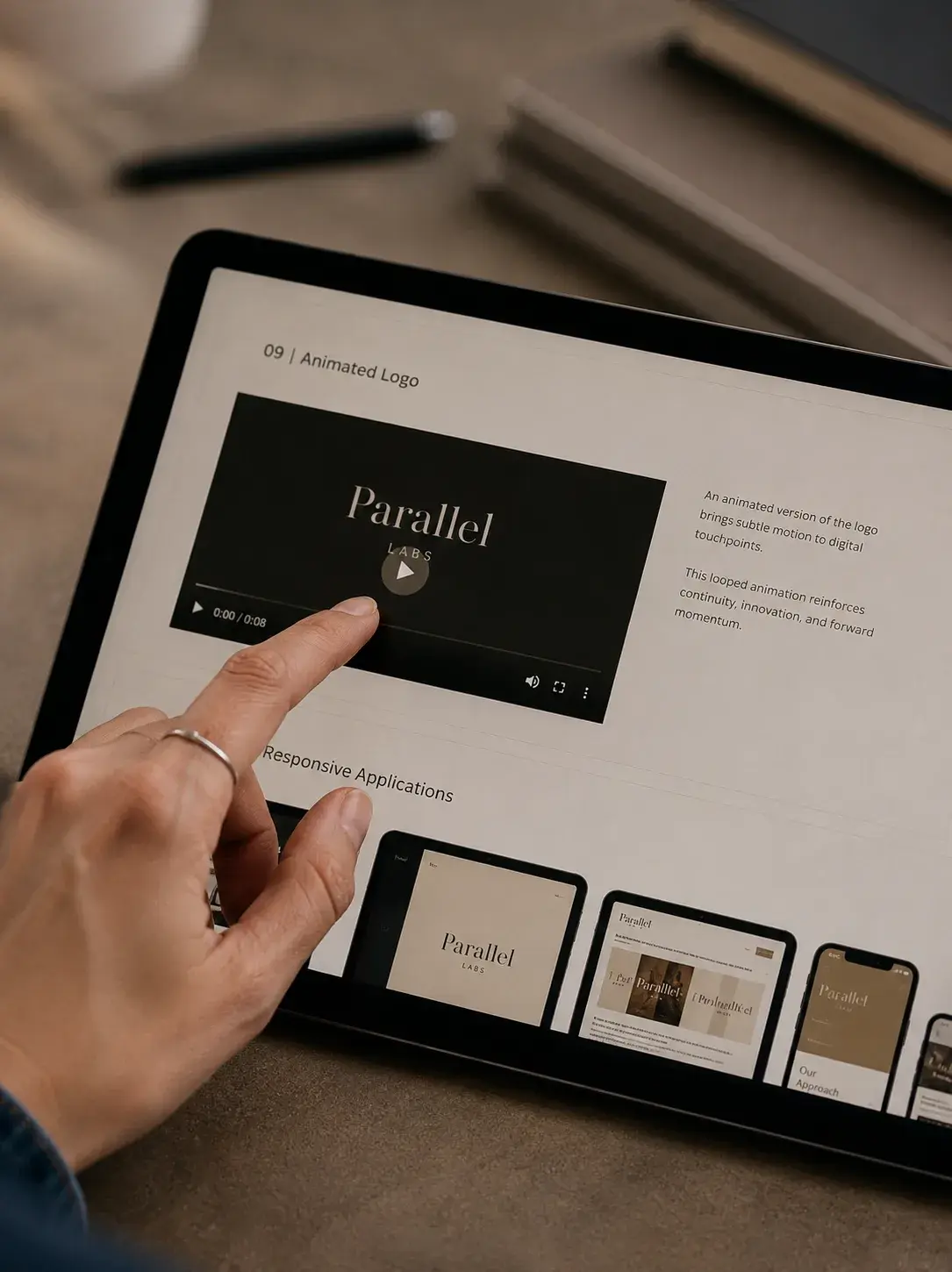 Mains et tablette – présentation logo animé, interface numérique