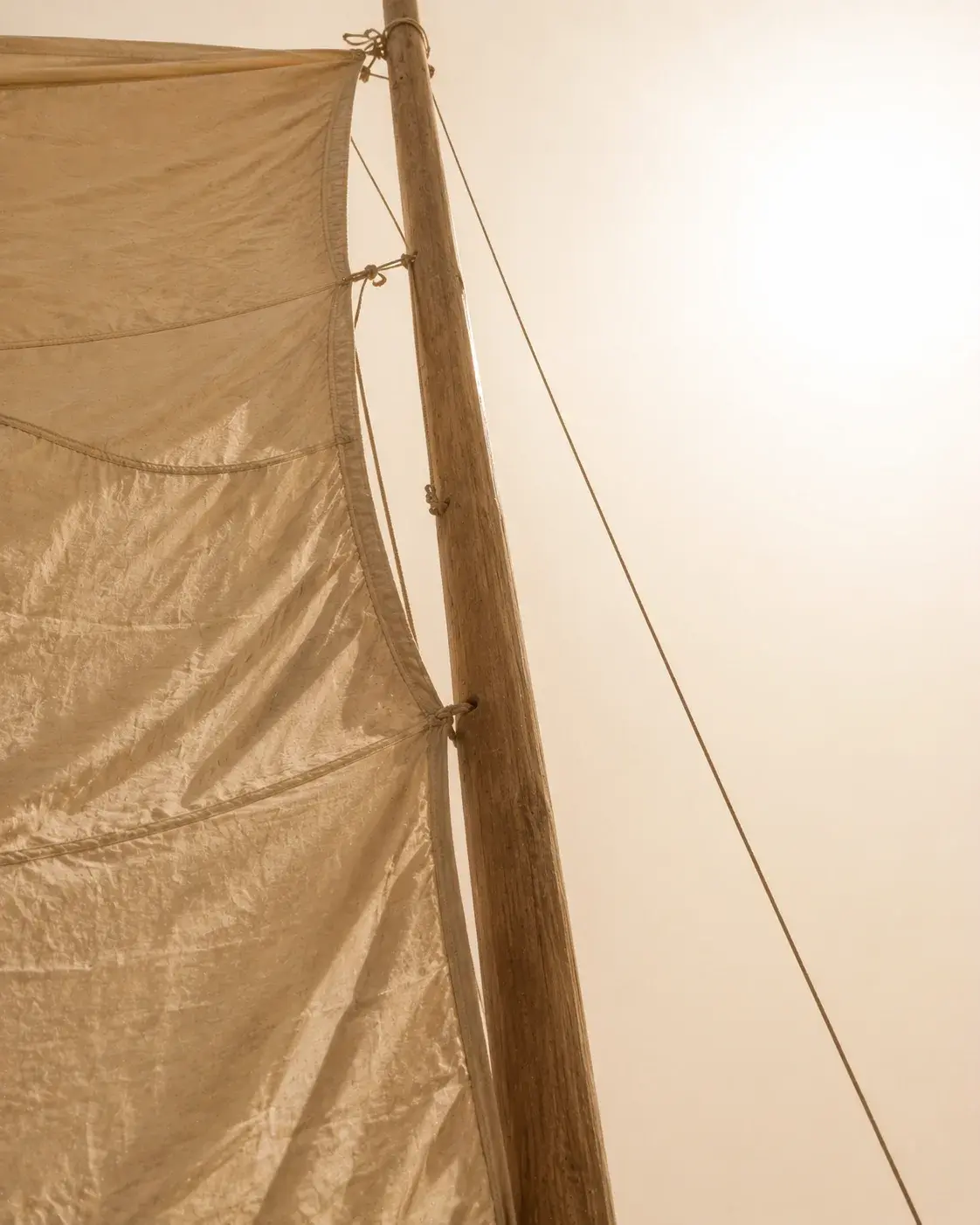 Mât et voile de voilier en contre-jour – lumière éblouissante et atmosphère sépia