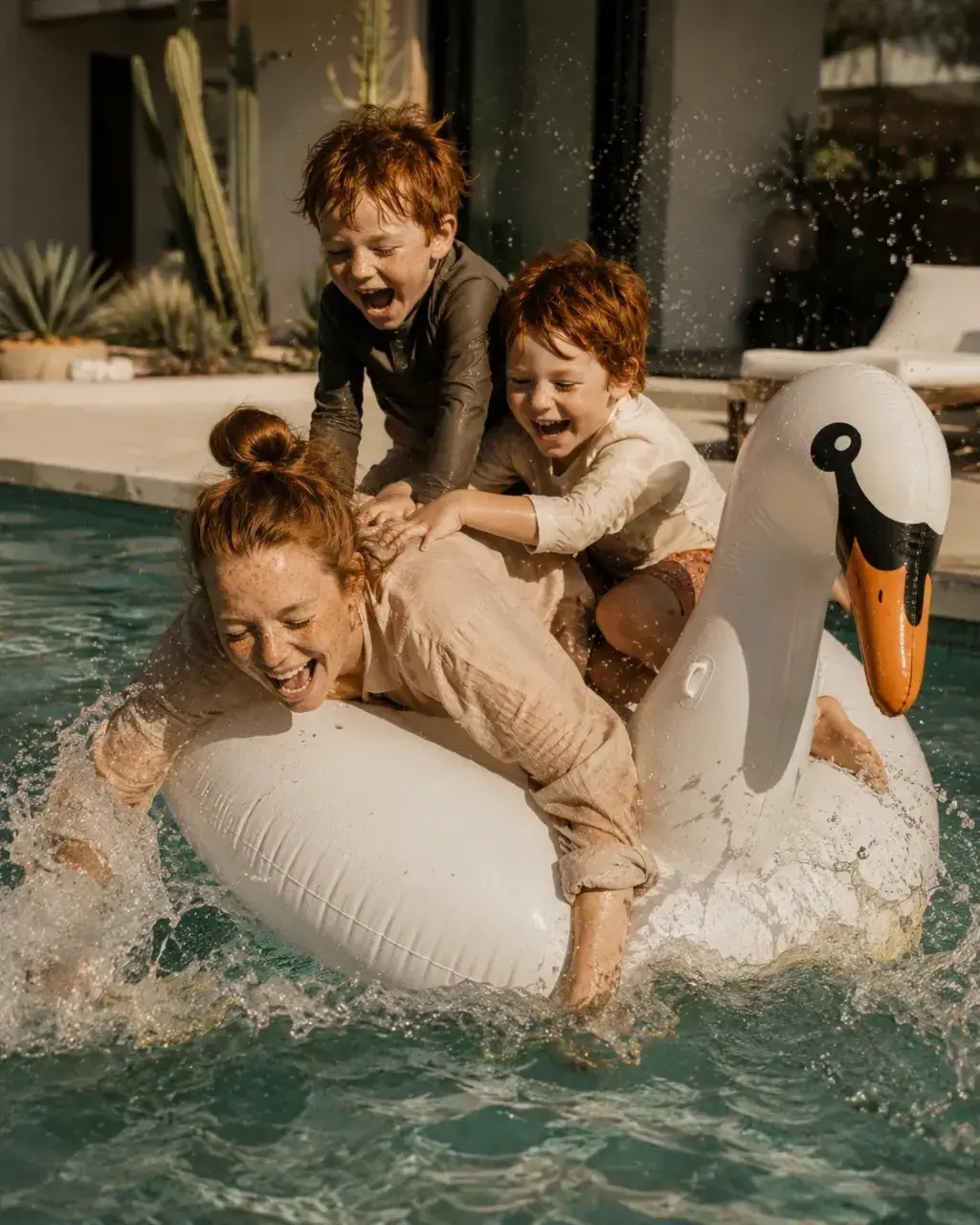 Mère et fils s'amusant dans la piscine sur une bouée cygne