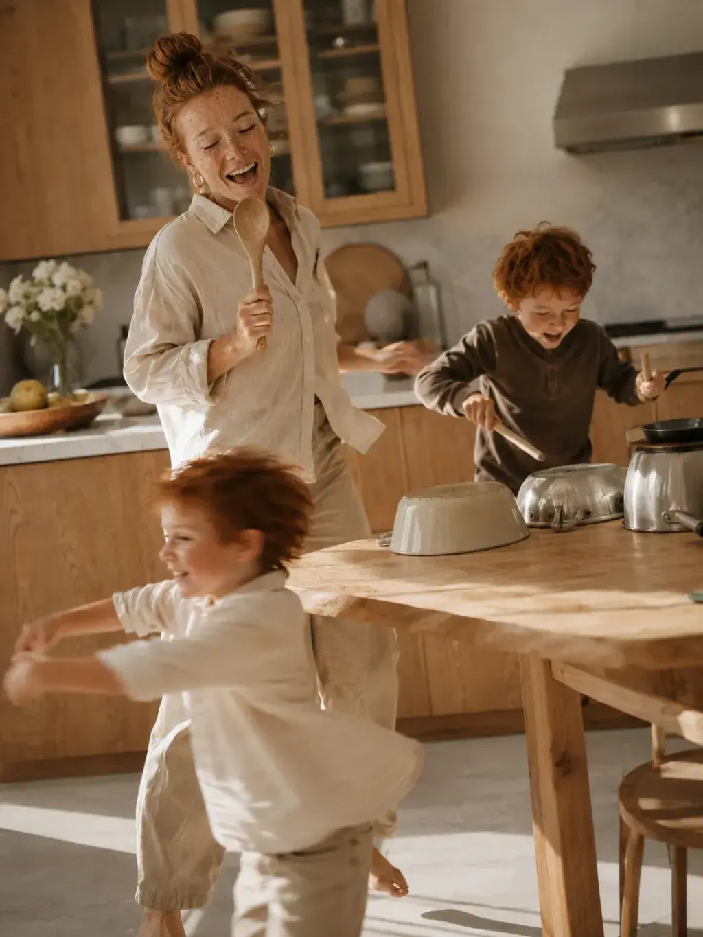 Mère riant dans la cuisine avec ses fils qui font du bruit