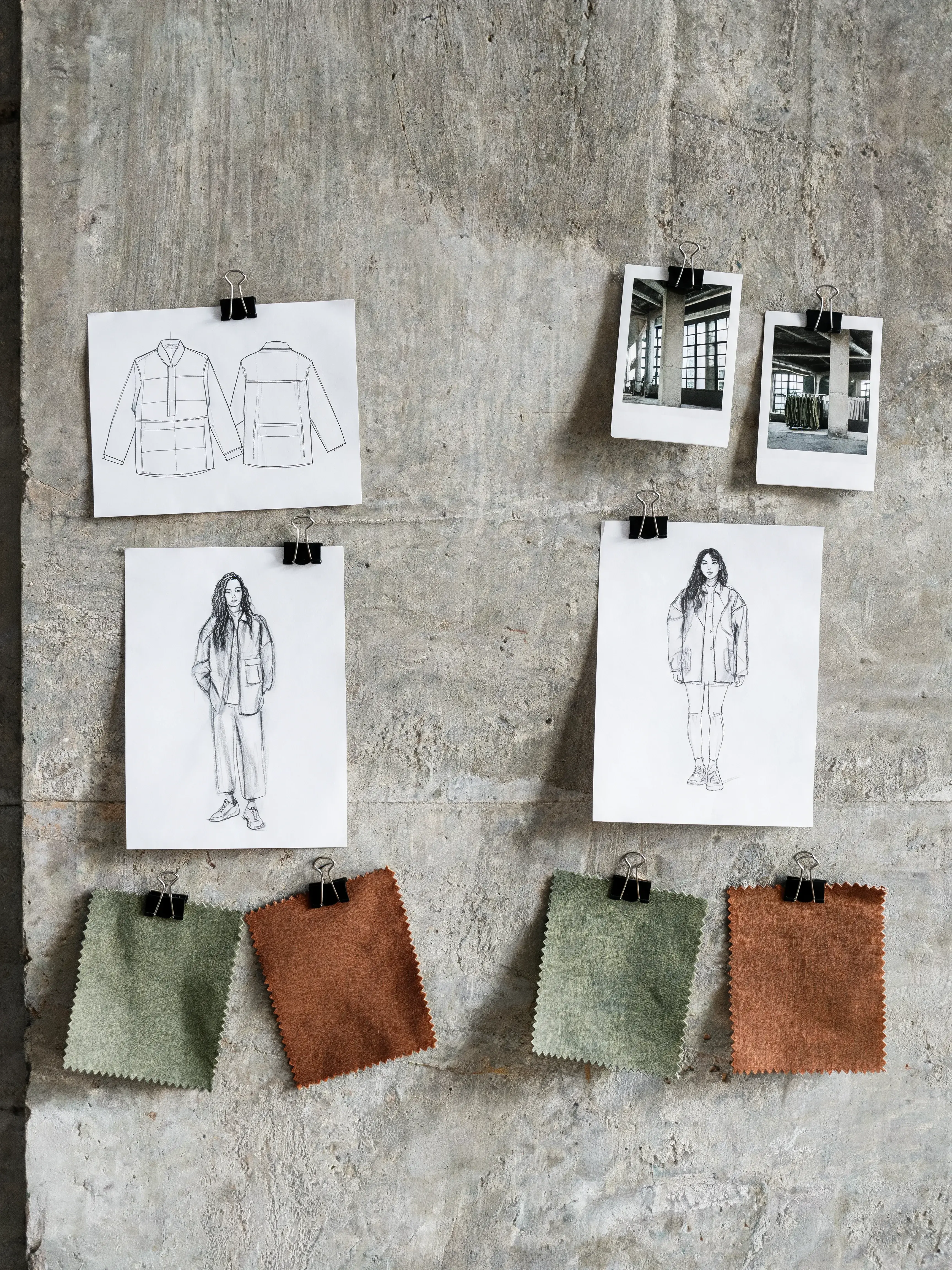Mur béton tableau d'inspiration mode – croquis silhouettes, photos polaroid, échantillons tissu épinglés