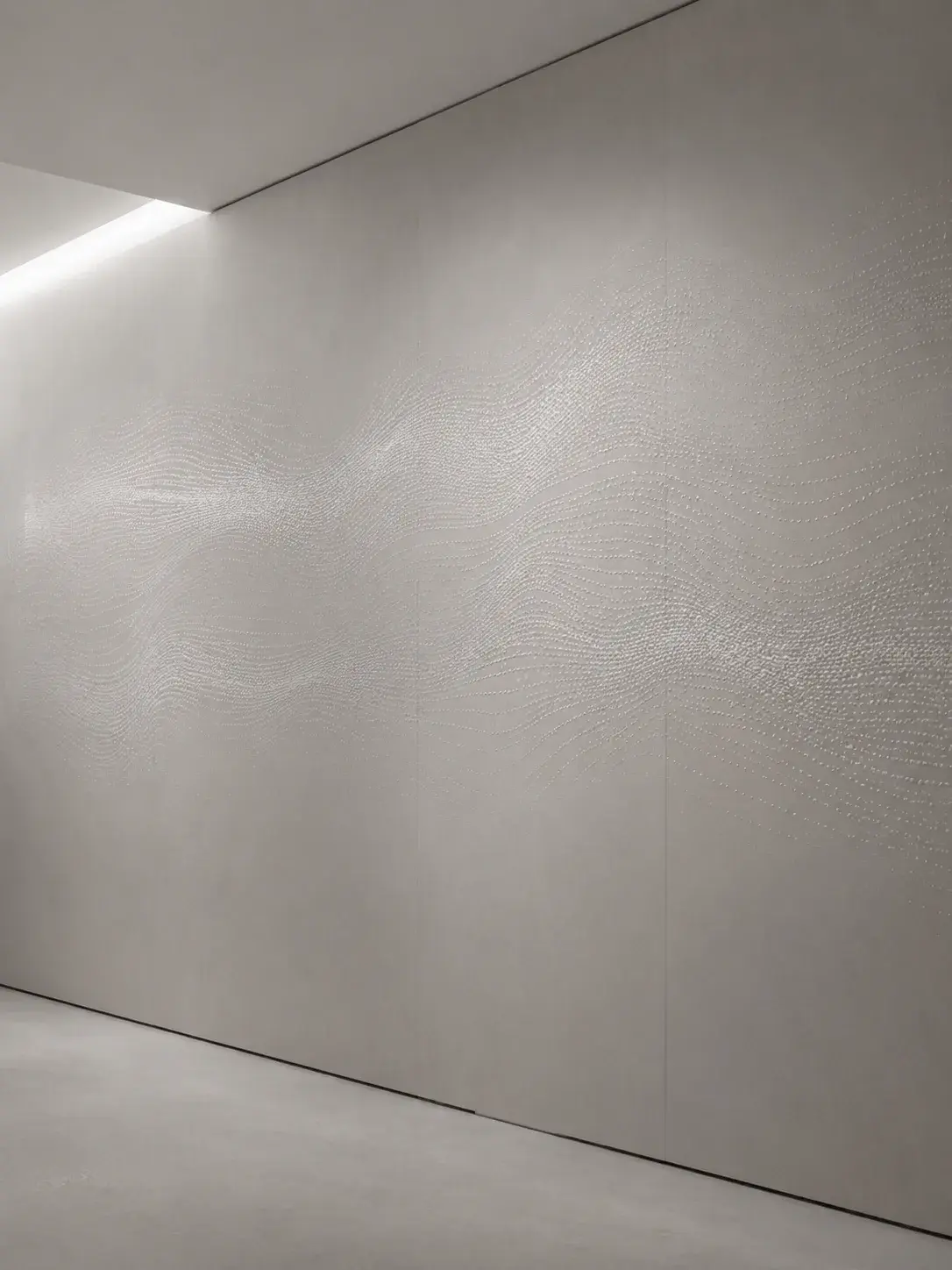 Mur blanc lisse aux reflets nacrés sous lumière rasante, intérieur minimaliste architectural