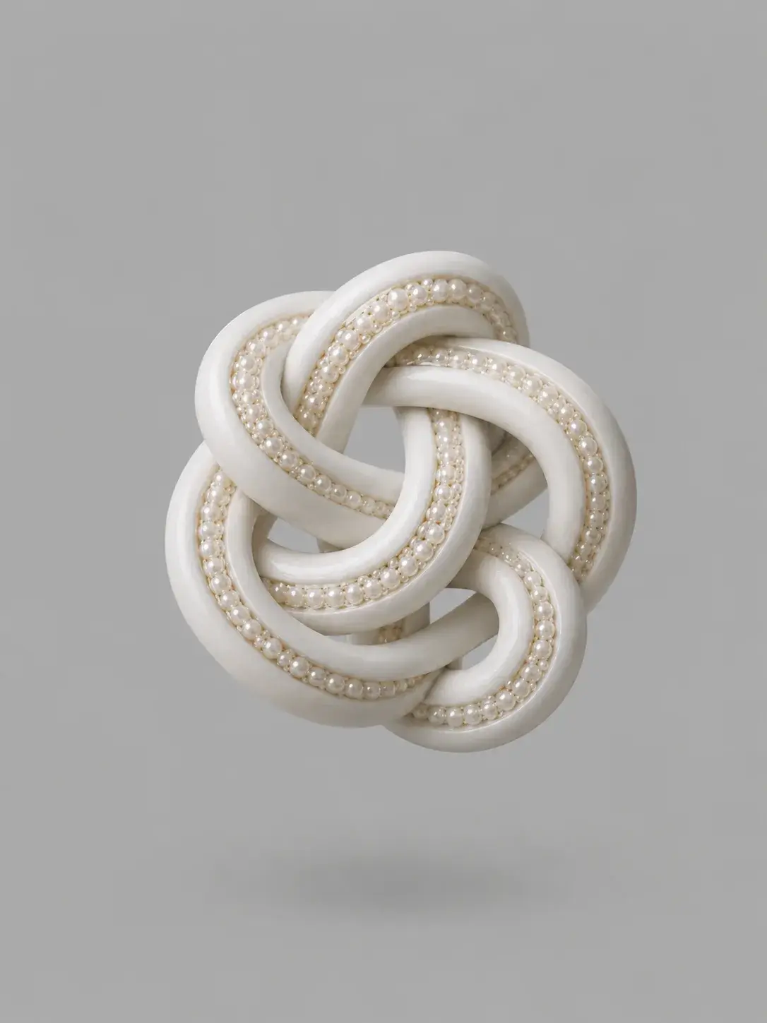 Nœud tressé organique blanc suspendu incrusté de perles calibrées, sculpture entrelacée fond gris