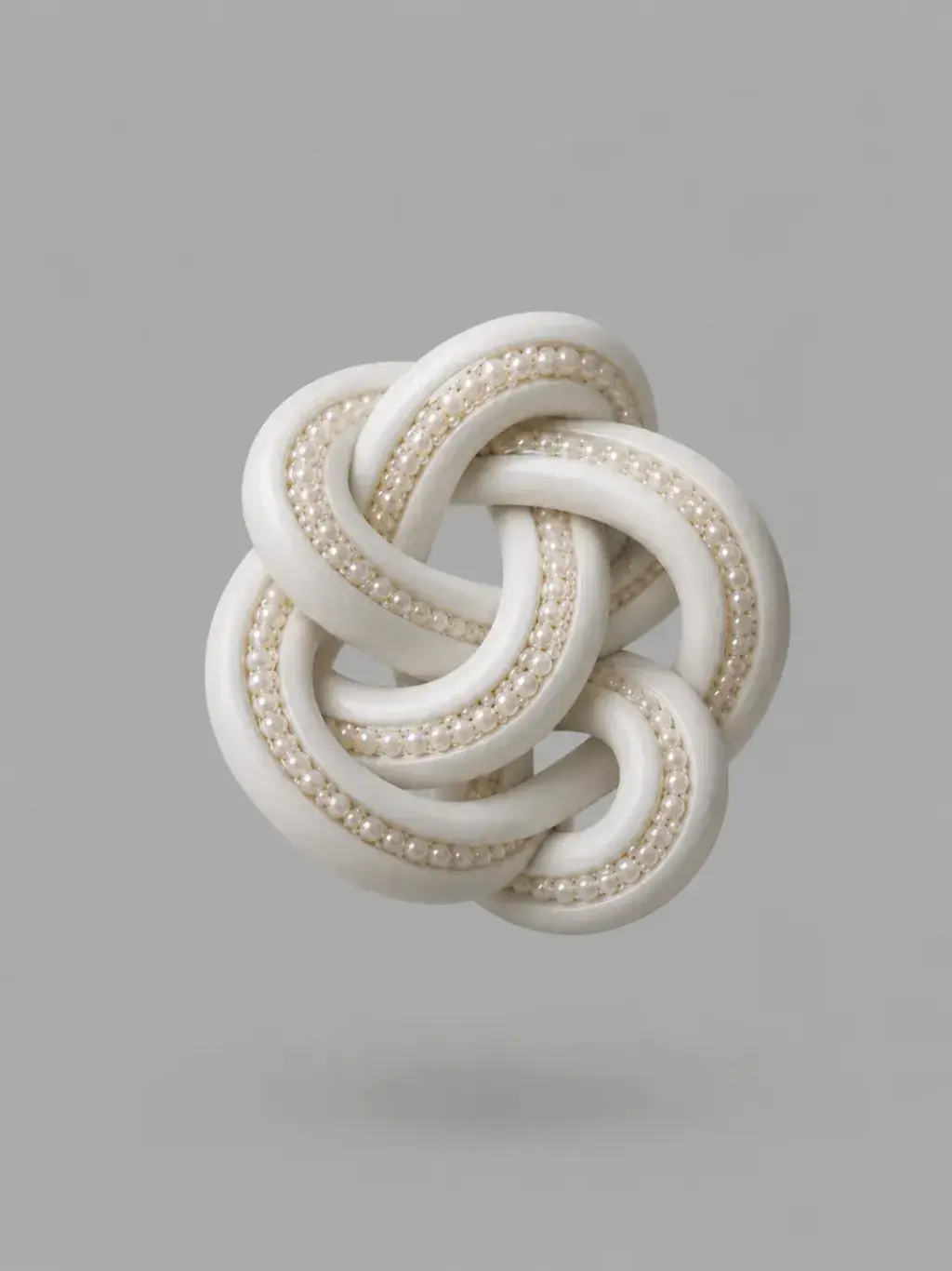 Nœud tressé organique blanc suspendu incrusté de perles calibrées, sculpture entrelacée fond gris