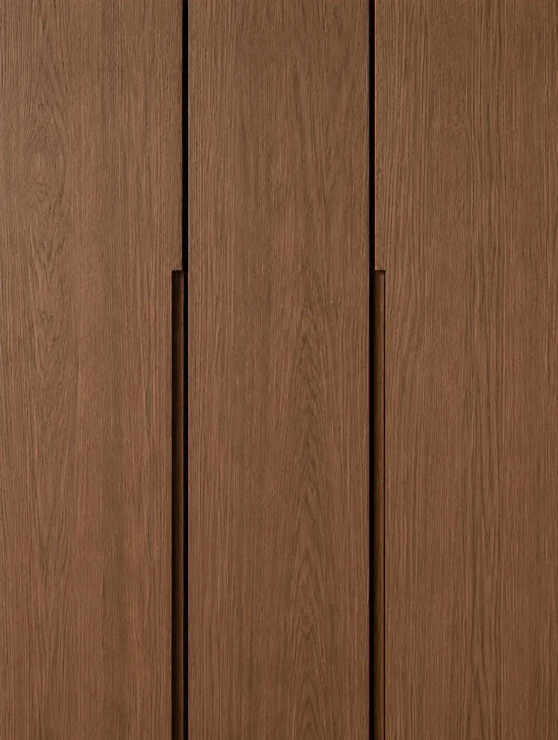 Portes de placard en bois aux panneaux rainurés dans un intérieur chaleureux