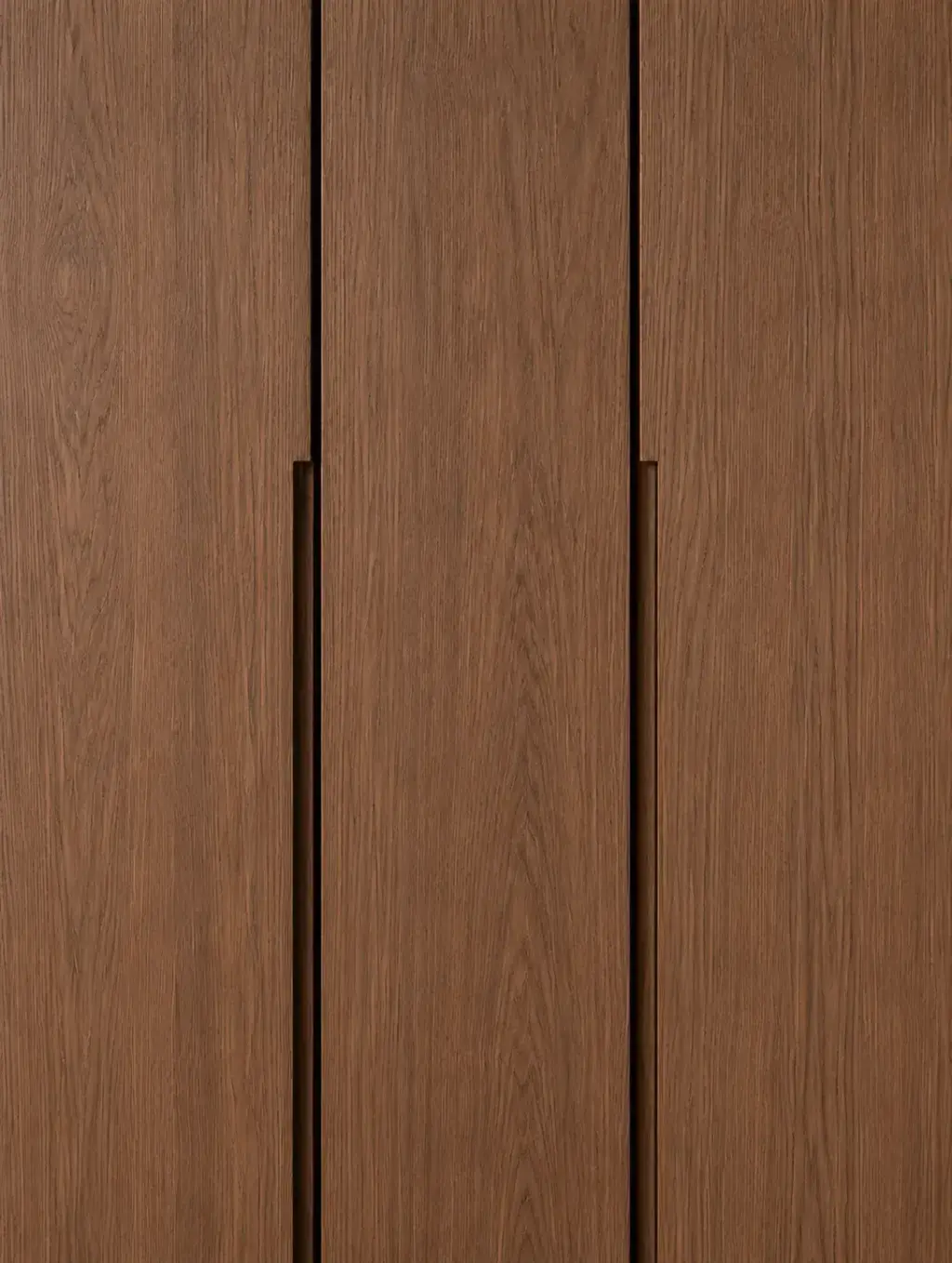 Portes de placard en bois aux panneaux rainurés dans un intérieur chaleureux
