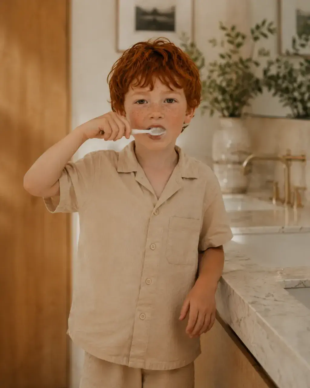 Portrait de garçon roux se brossant les dents