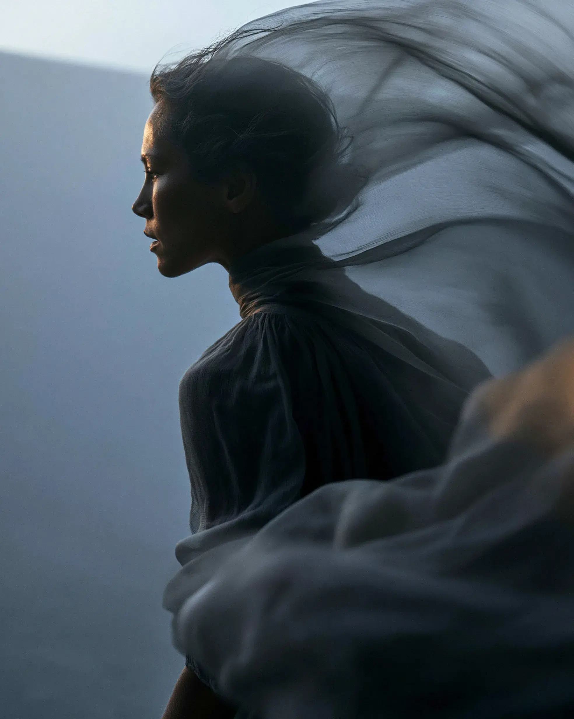 Portrait de profil femme – voile gaze translucide flottant autour de la tête, fond bleu-gris brumeux