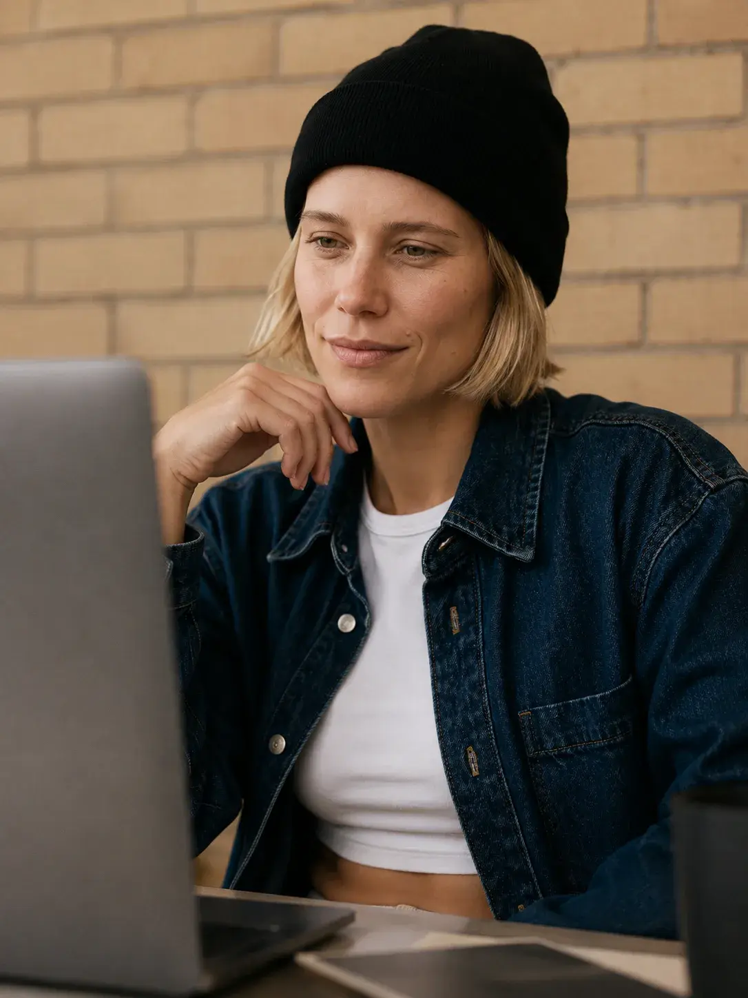 Portrait directrice artistique – ordinateur portable, studio brique