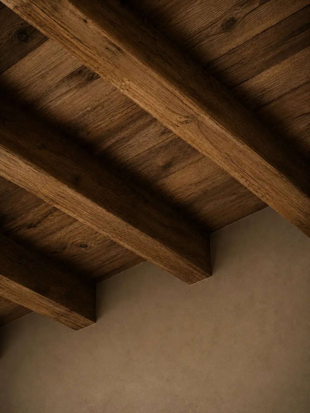 Poutres en chêne massif apparentes, plafond rustique ancien patiné