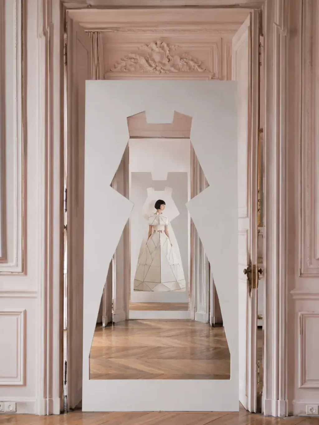 Silhouette de robe découpée dans une cloison – enfilade de salons haussmanniens roses