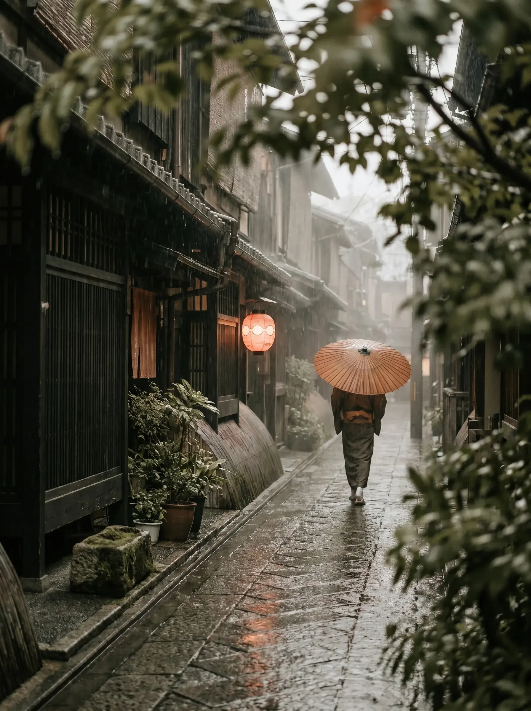 Silhouette en kimono avec ombrelle sous pluie dans ruelle de Kyoto – variante plus large, brume