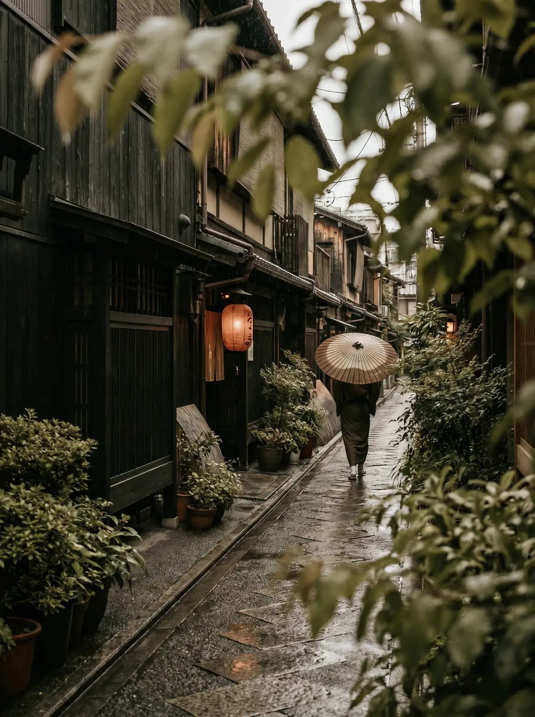 Silhouette en kimono avec ombrelle sous pluie dans ruelle japonaise – lanterne rouge, Kyoto