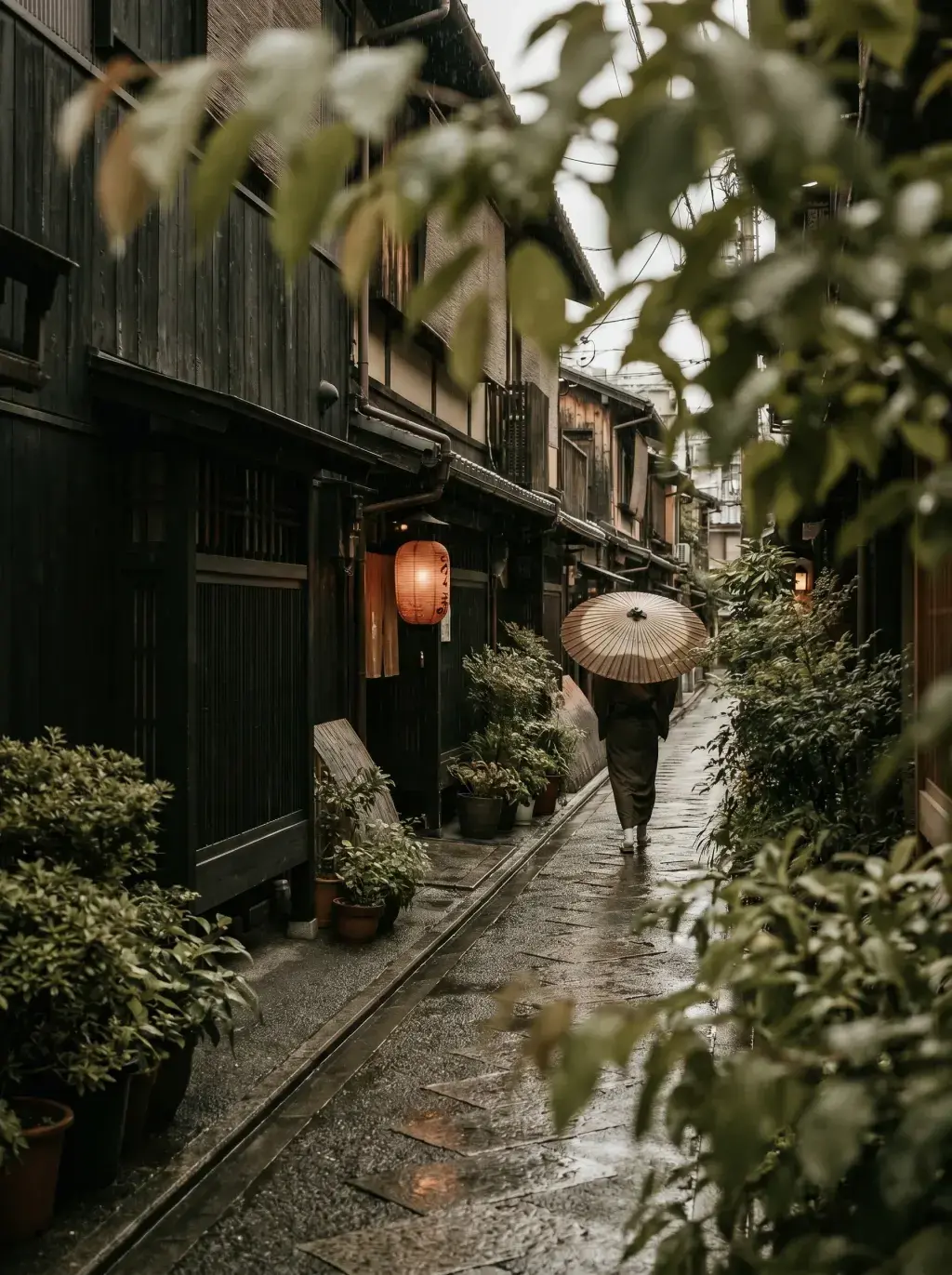Silhouette en kimono avec ombrelle sous pluie dans ruelle japonaise – lanterne rouge, Kyoto