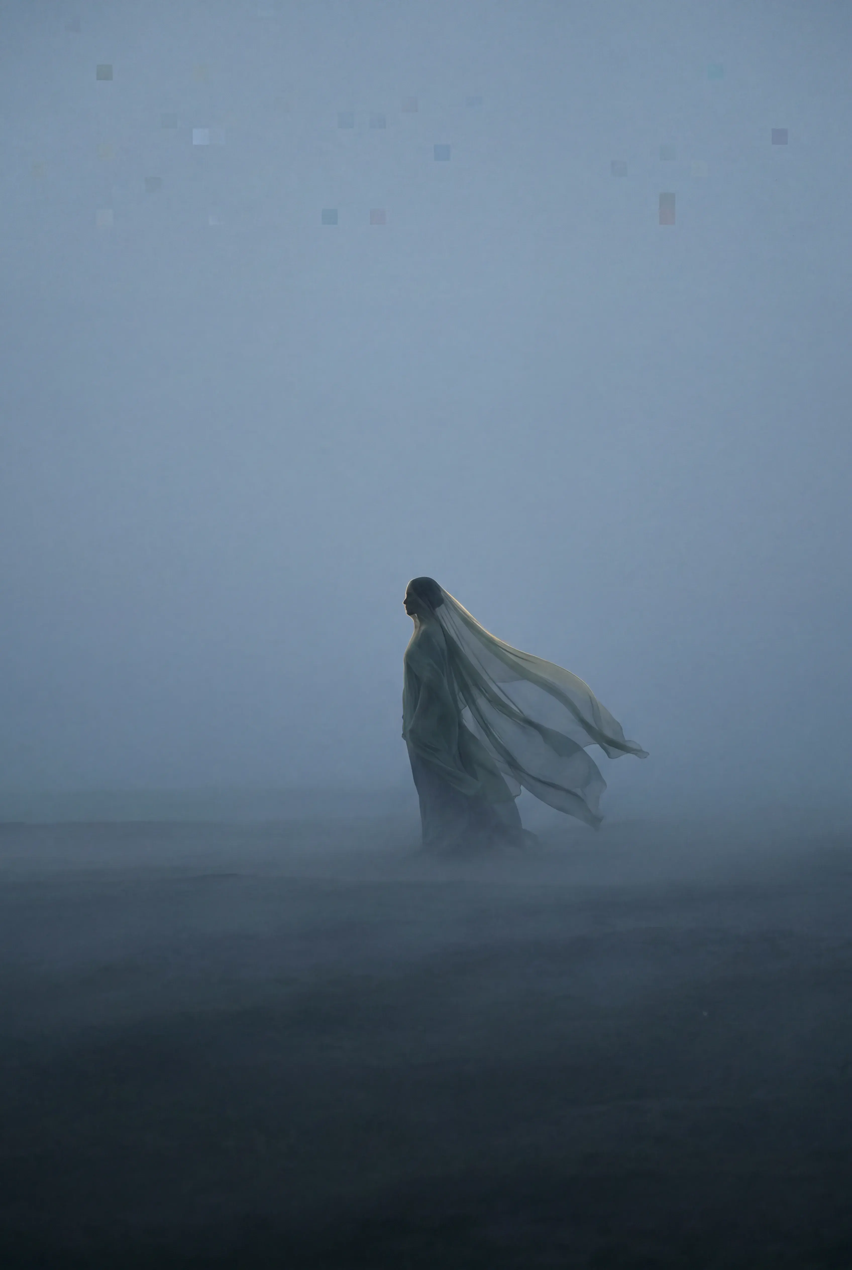 Silhouette femme dans brume bleue épaisse – plaine désertique, voile flottant, horizon bas