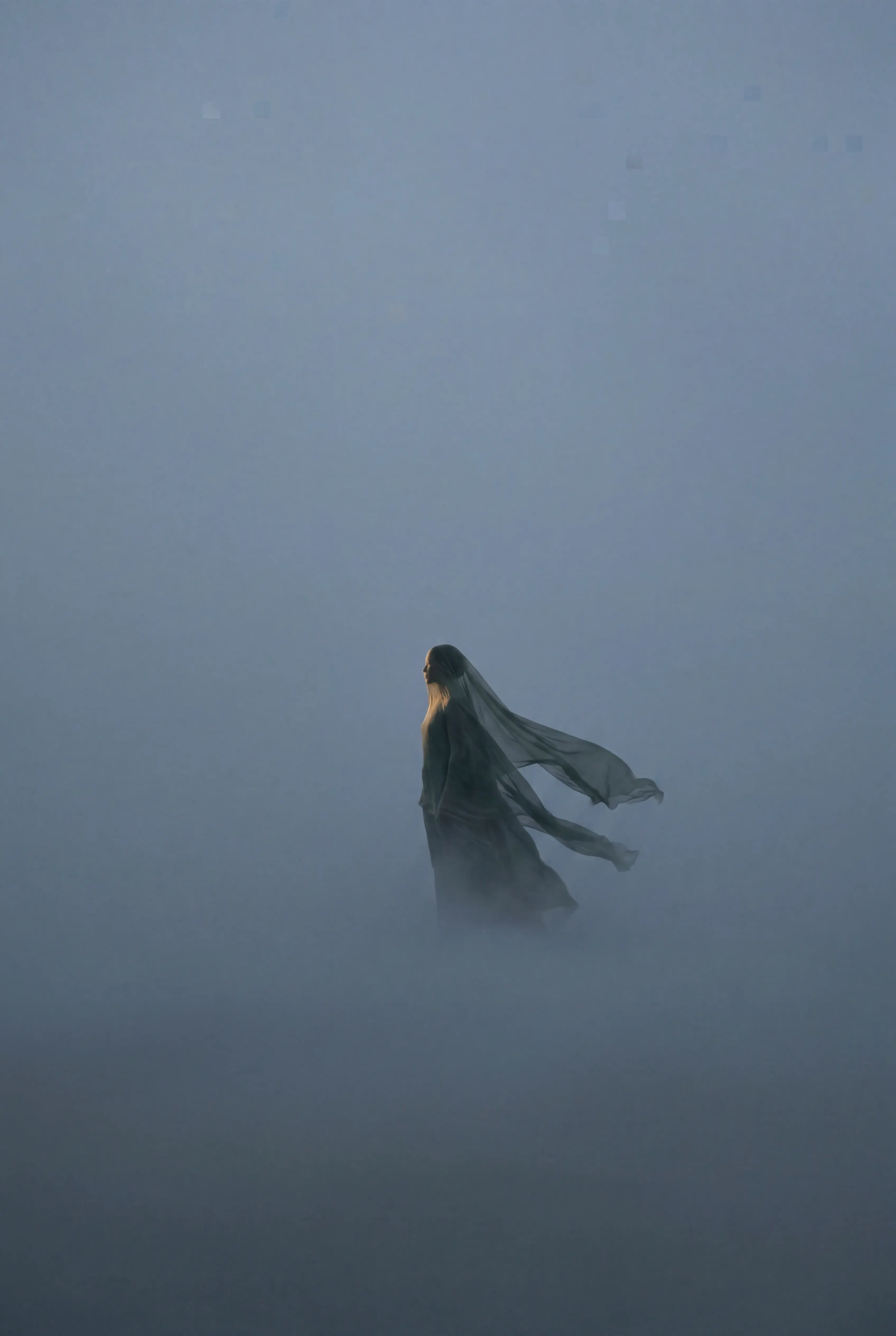 Silhouette femme très lointaine dans brume bleue épaisse – paysage minimaliste, immensité