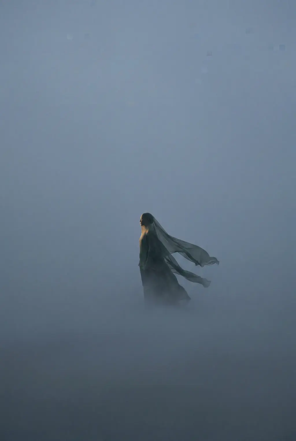 Silhouette femme très lointaine dans brume bleue épaisse – paysage minimaliste, immensité