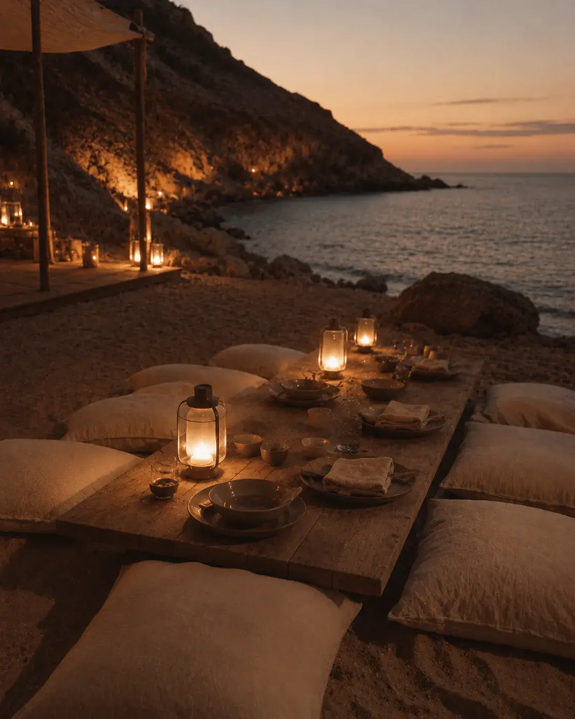 Table basse dressée en bord de mer au coucher de soleil orangé – crique méditerranéenne