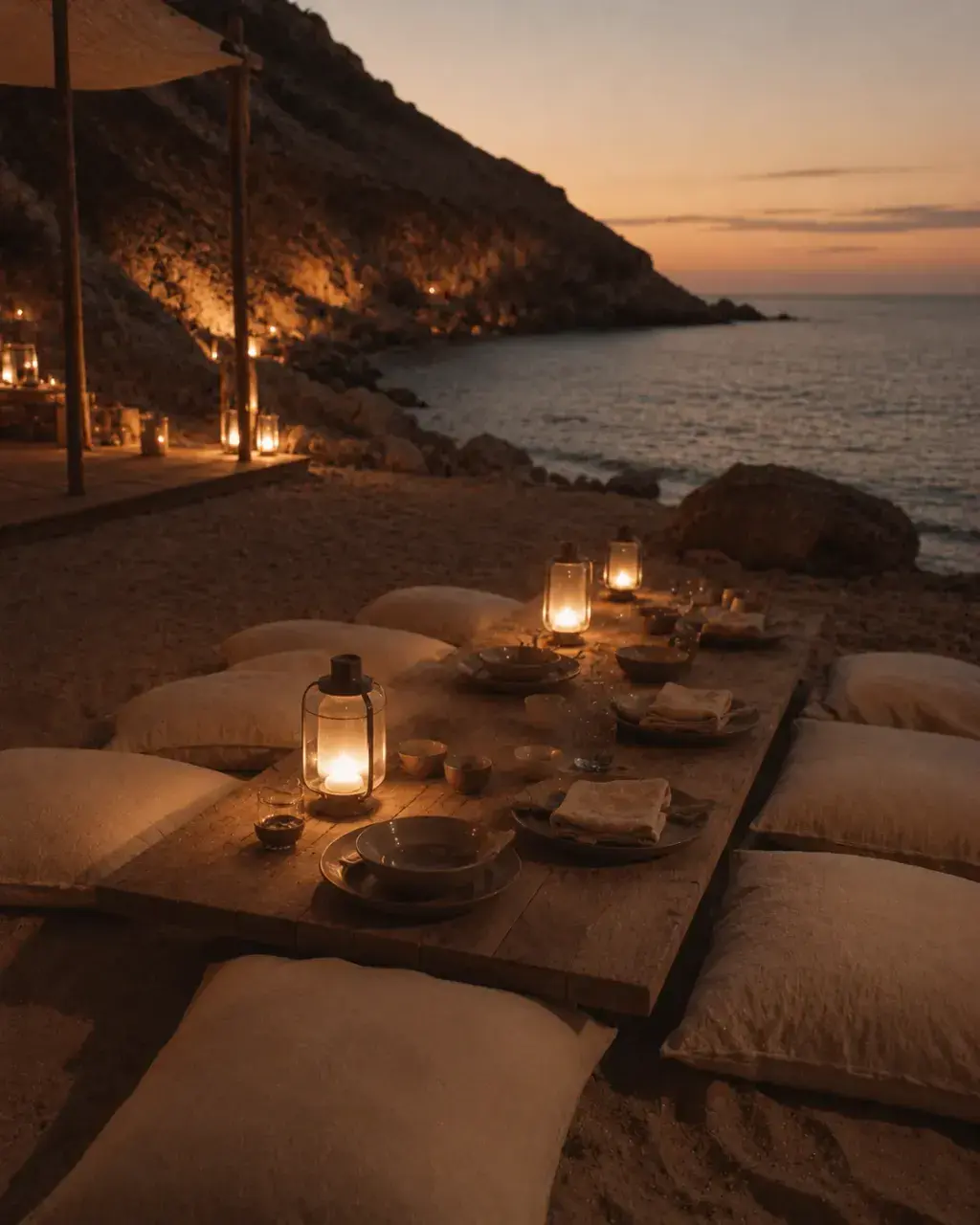 Table basse dressée en bord de mer au coucher de soleil orangé – crique méditerranéenne