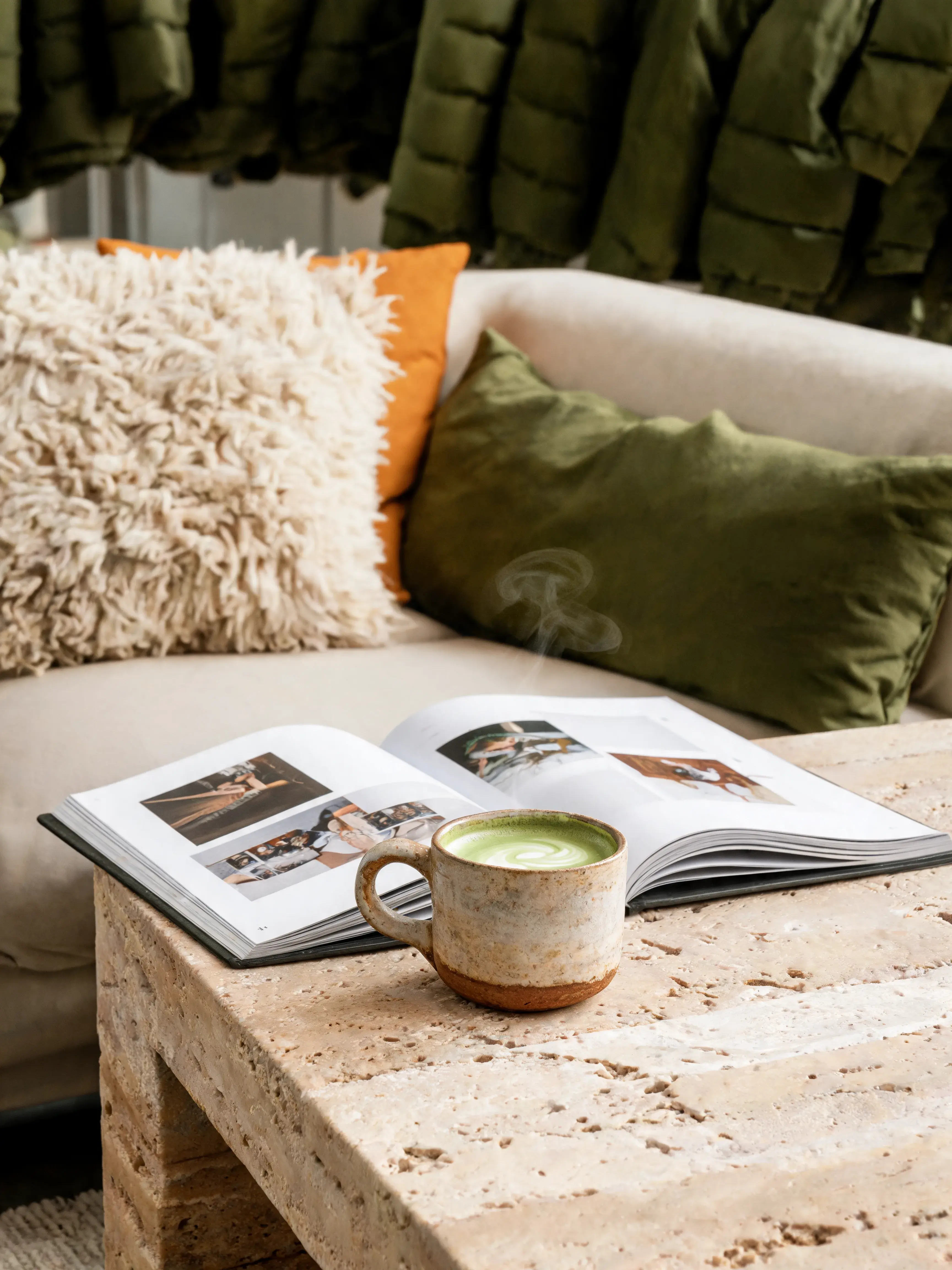 Table basse pierre magazine tasse matcha