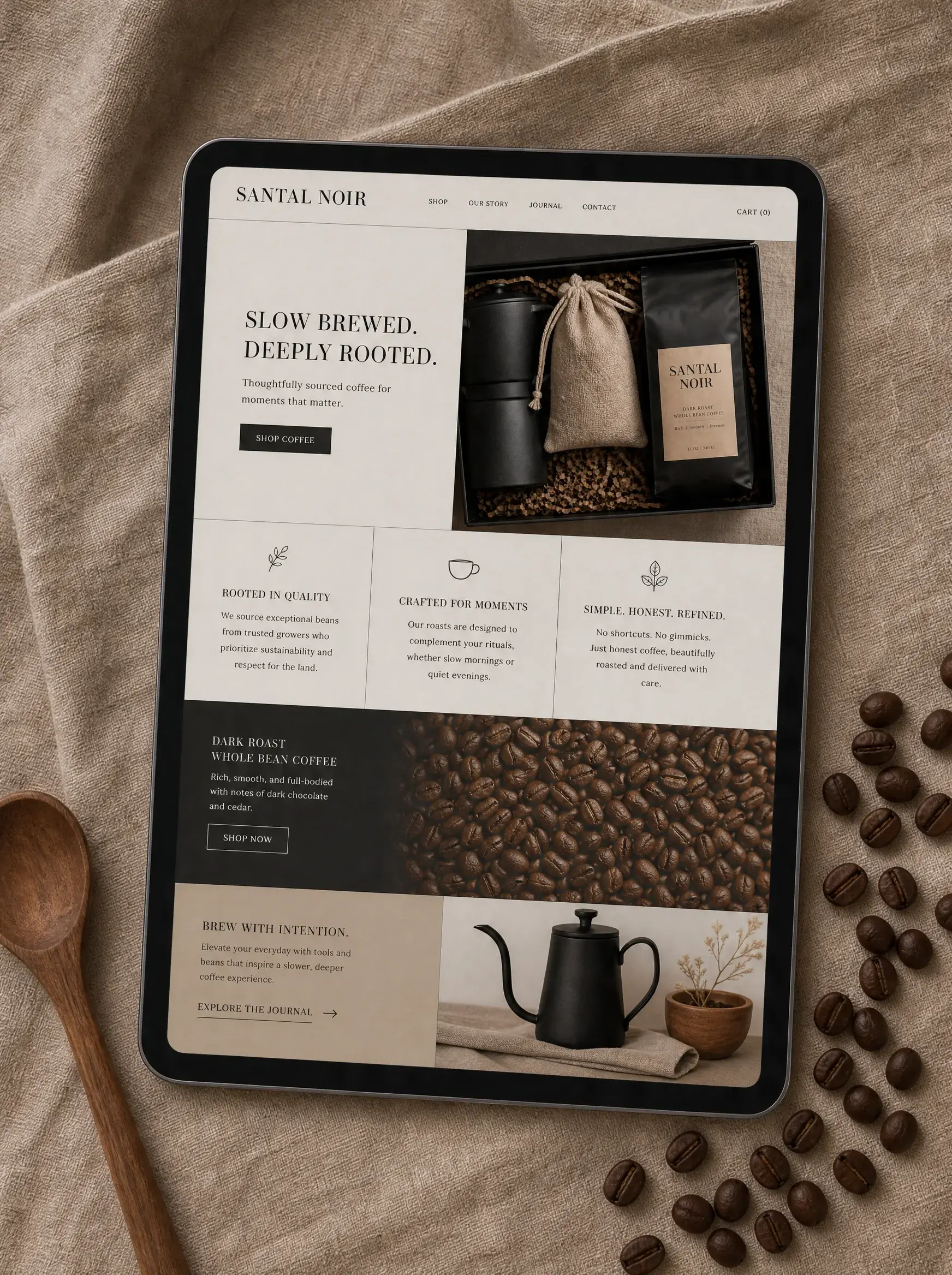 Tablette affichant site e-commerce boutique café – nappe lin, cuillère bois, grains épars