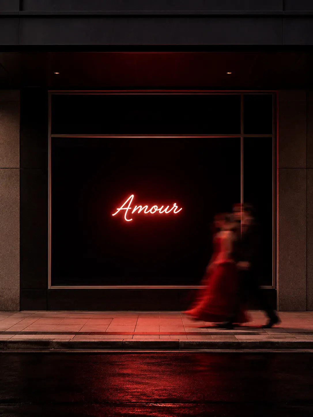 Vitrine noire avec néon Amour rouge-orange flamboyant, silhouette floue d'une femme en rouge passant devant sur trottoir mouillé de nuit