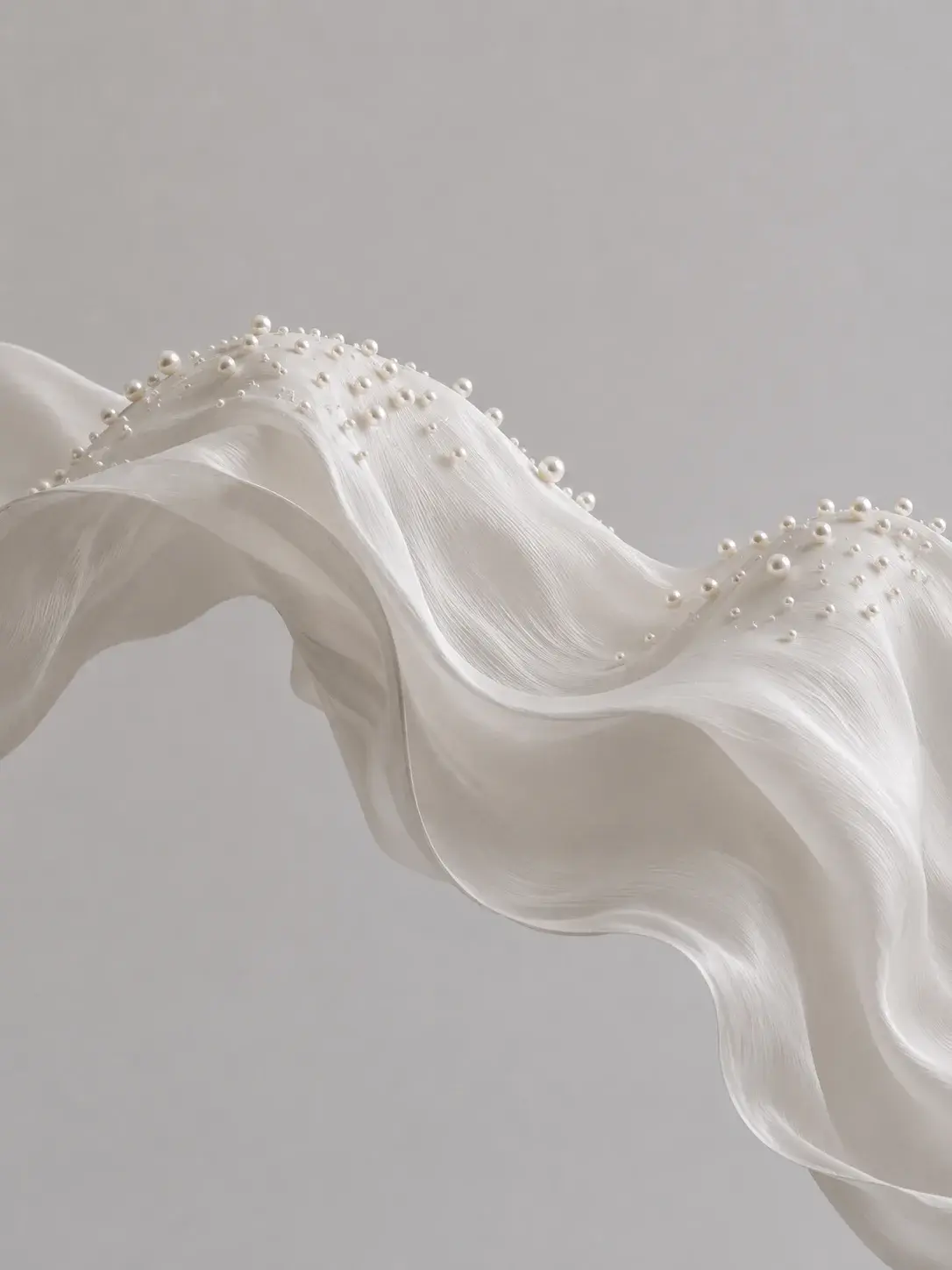 Voile de soie organza blanc ondulant avec perles parsemées sur les crêtes, mouvement figé en studio