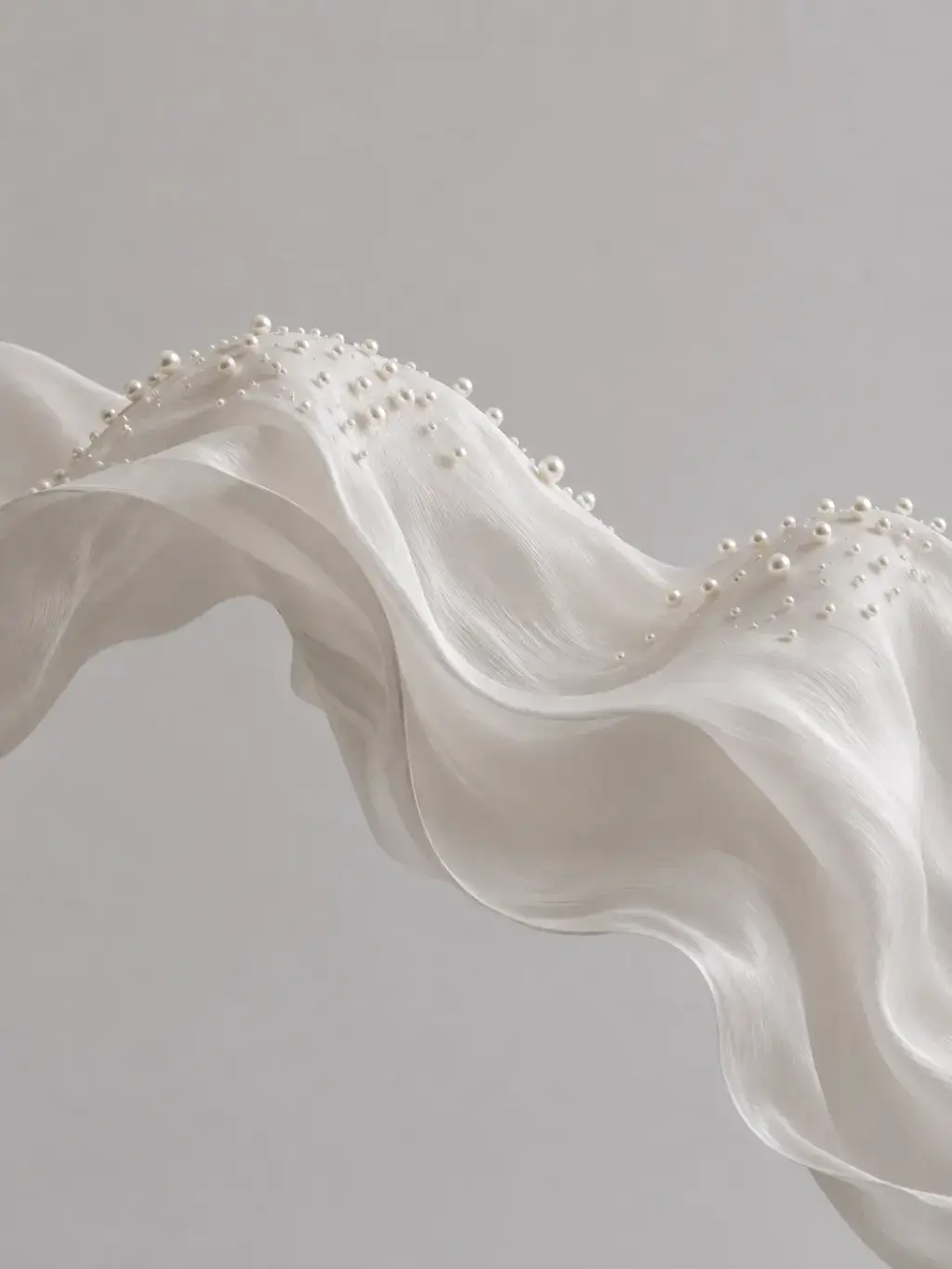 Voile de soie organza blanc ondulant avec perles parsemées sur les crêtes, mouvement figé en studio