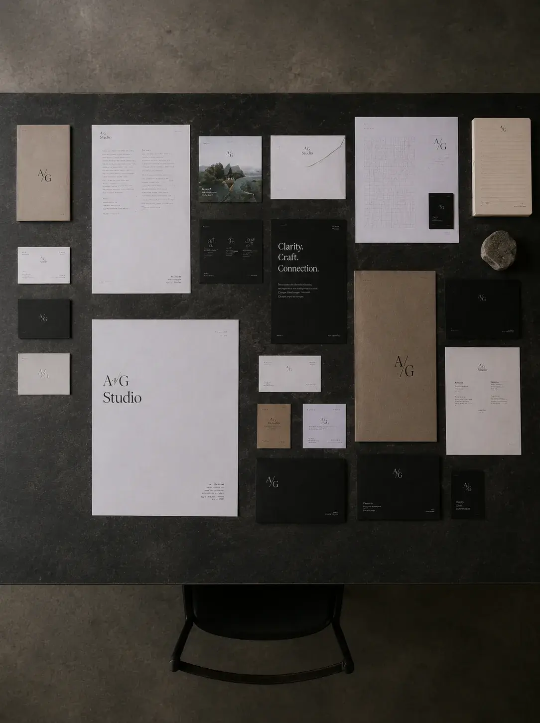 Vue plongeante – documents identité visuelle en grille, table béton