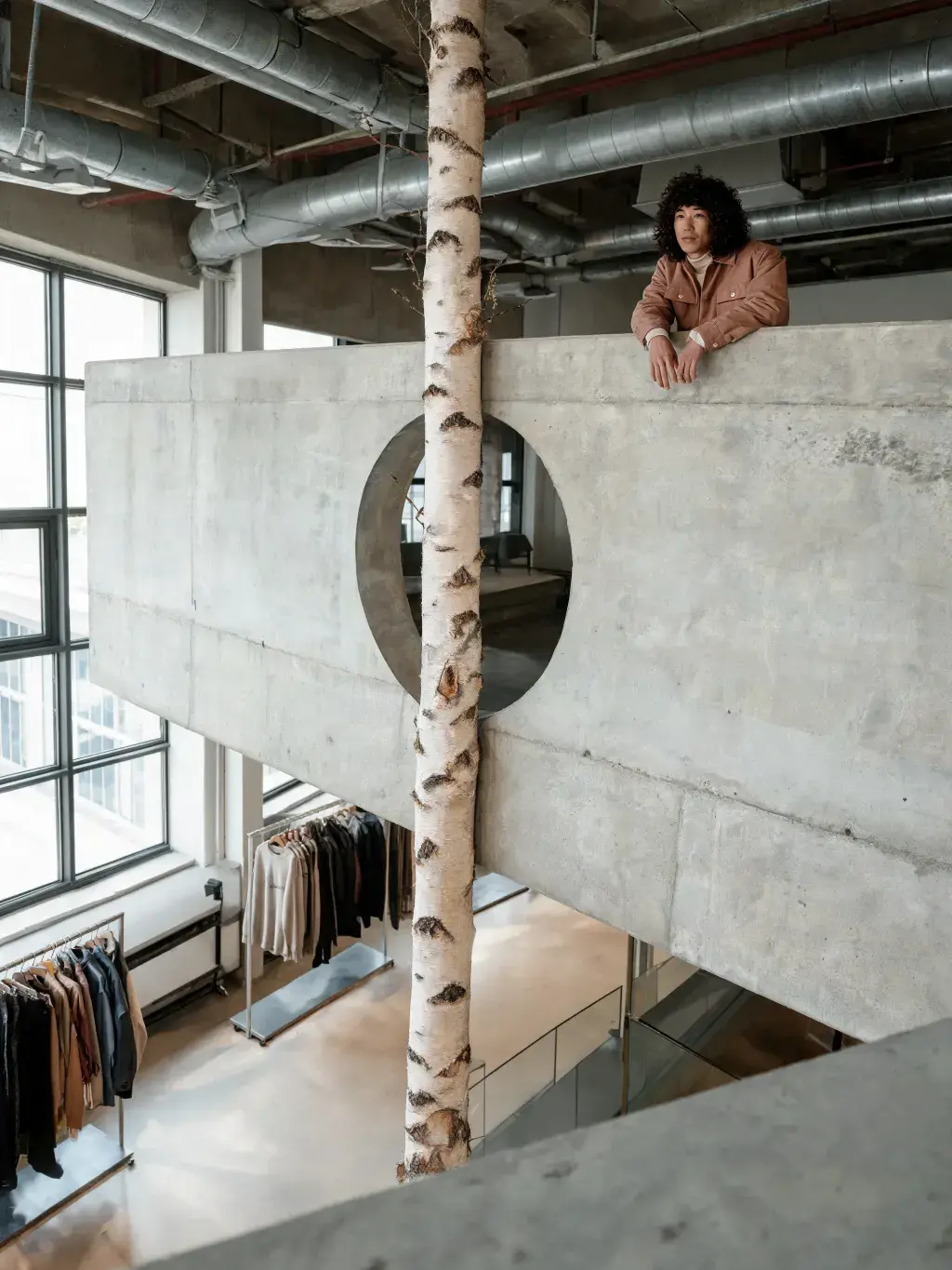 Vue showroom mezzanine bouleau portants vêtements