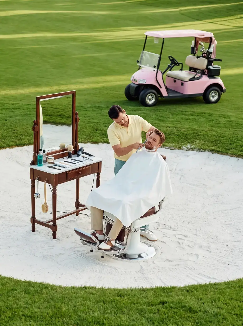 Barbier rasant un client assis dans un bunker de golf, table de toilette vintage et voiturette rose en arrière-plan