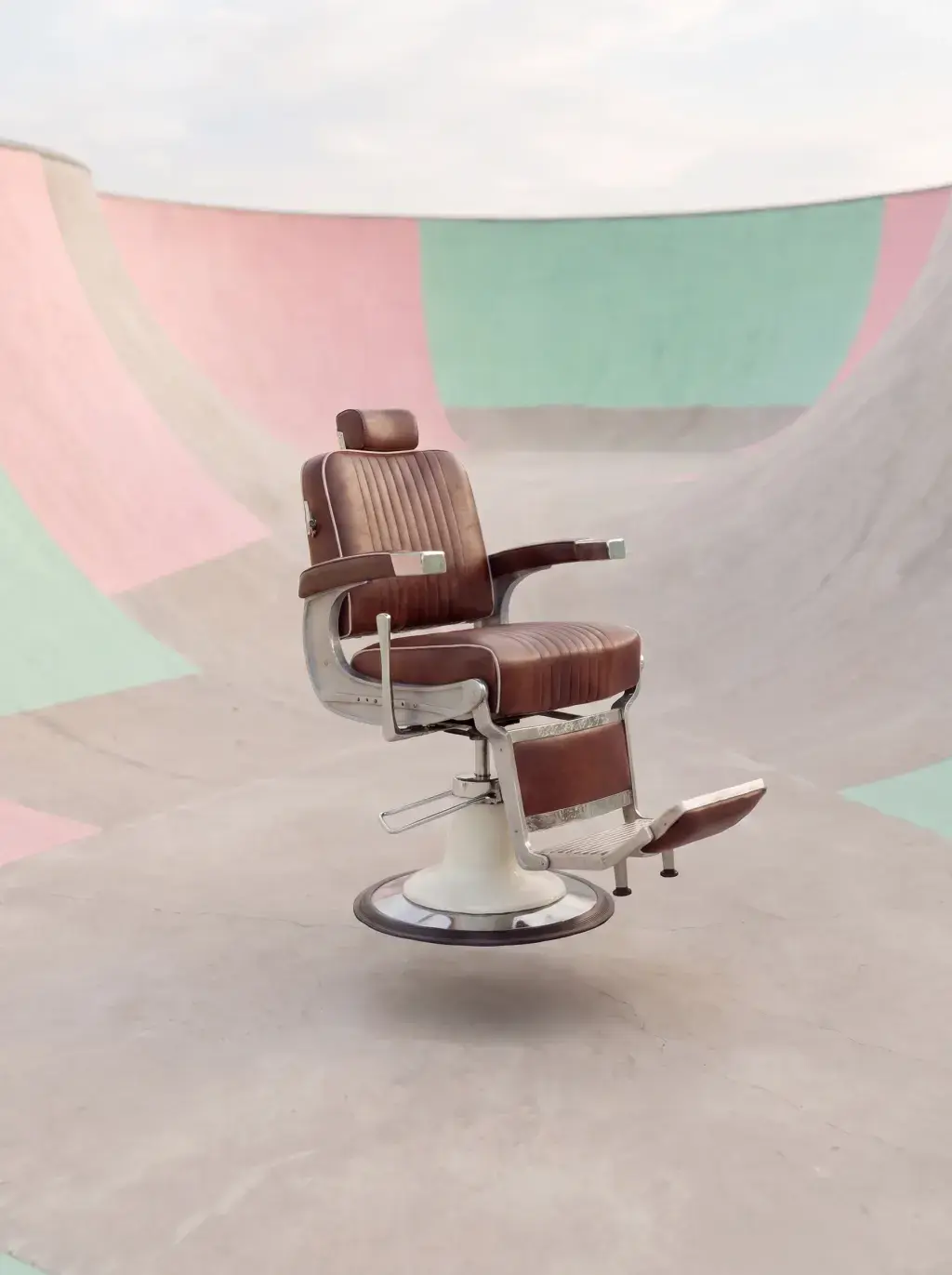 Fauteuil de barbier vintage en lévitation au centre d'un skatepark pastel