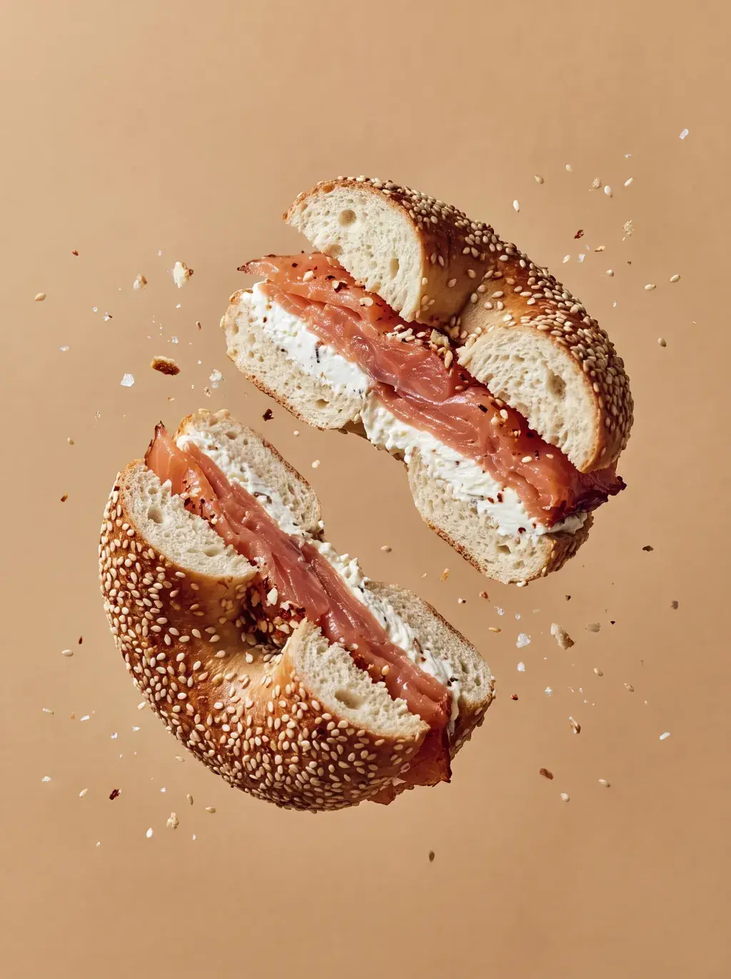 Bagel au saumon fumé coupé en deux en lévitation sur fond beige