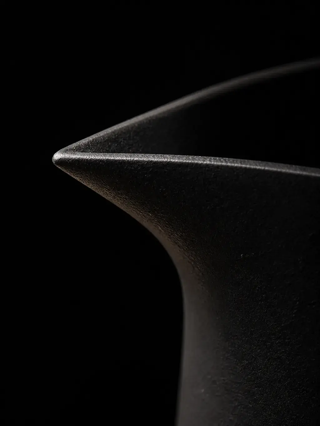 Macro du bec verseur d'un pichet en céramique noire